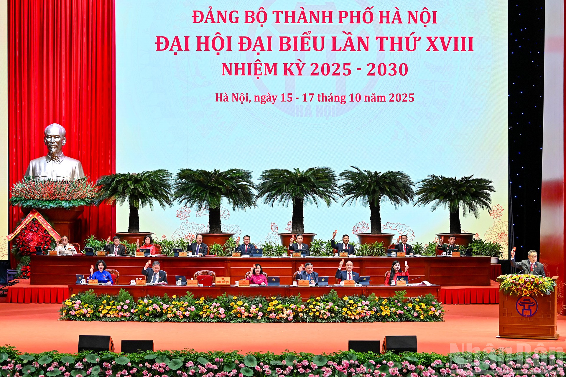 Đoàn Chủ tịch biểu quyết tại Đại hội. (Ảnh: DUY LINH) ndo_br_10.jpg