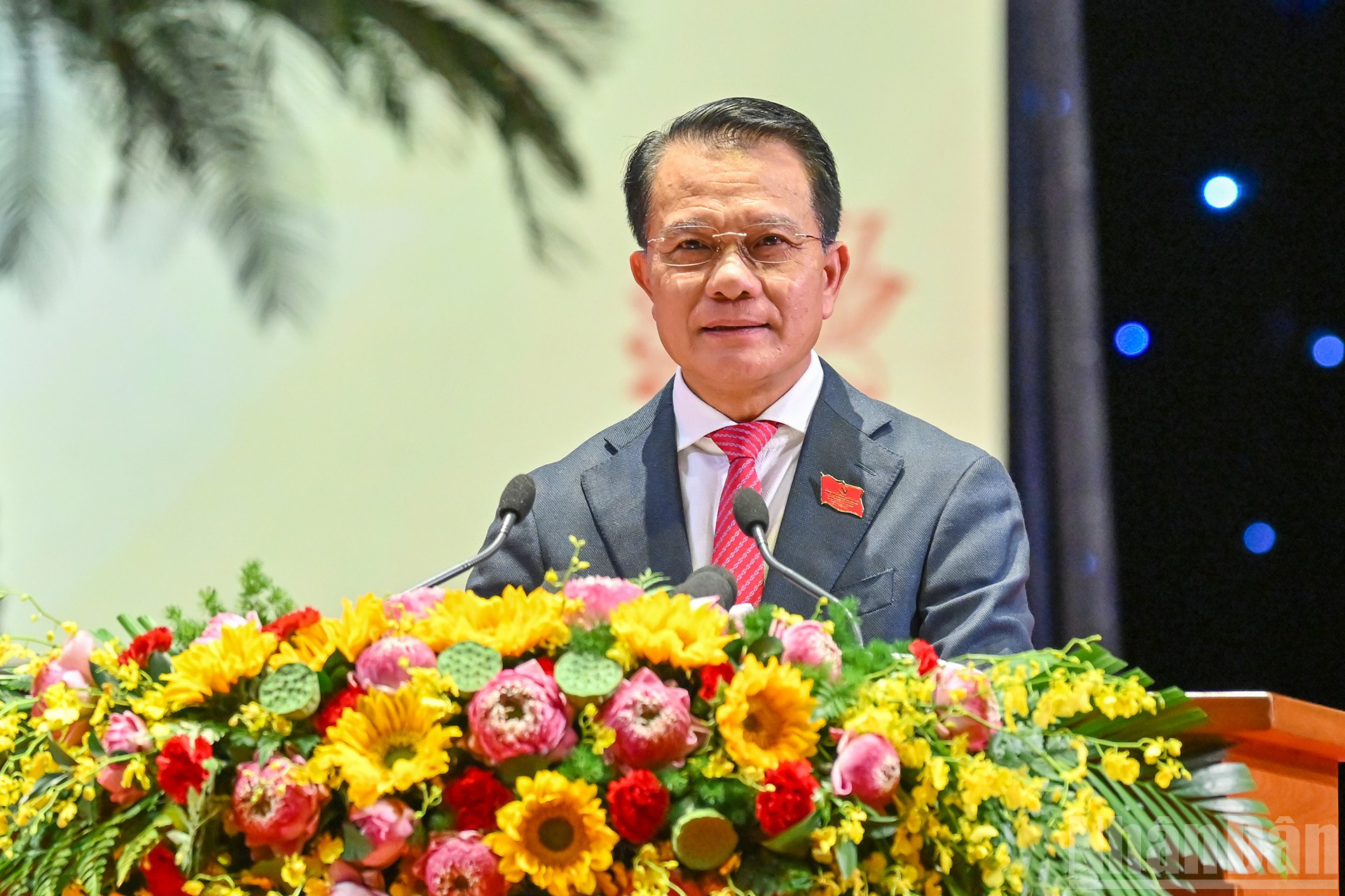Ủy viên Ban Thường vụ Thành ủy, Chủ nhiệm Ủy ban Kiểm tra Thành ủy Hà Nội Hoàng Trọng Quyết trình bày Báo cáo kết quả thẩm tra tư cách đại biểu. (Ảnh: THỦY NGUYÊN) ndo_br_7.jpg