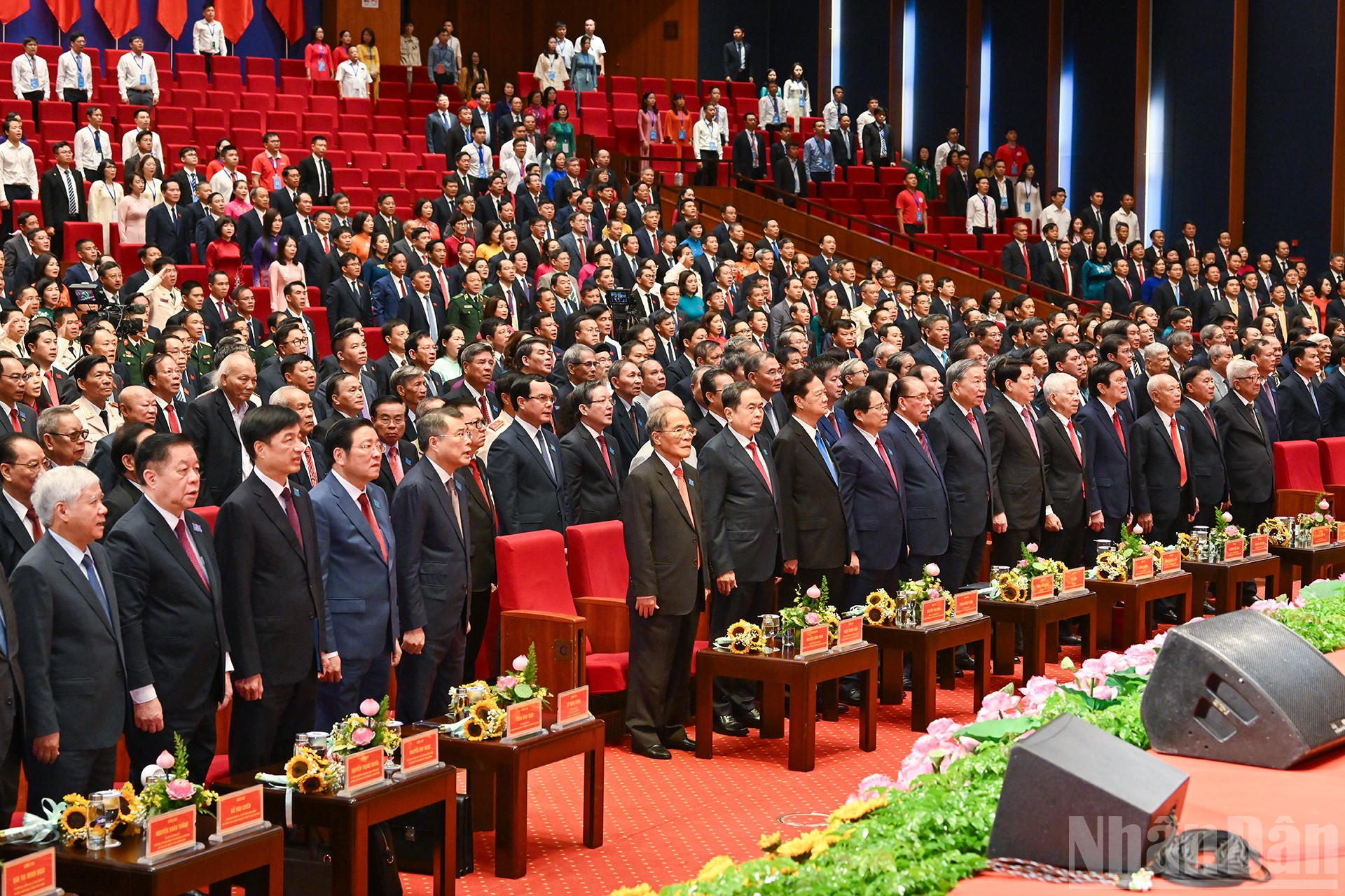 Các đồng chí lãnh đạo, nguyên lãnh đạo Đảng, Nhà nước và đại biểu thực hiện nghi lễ chào cờ tại Đại hội. (Ảnh: THỦY NGUYÊN) ndo_br_2.jpg