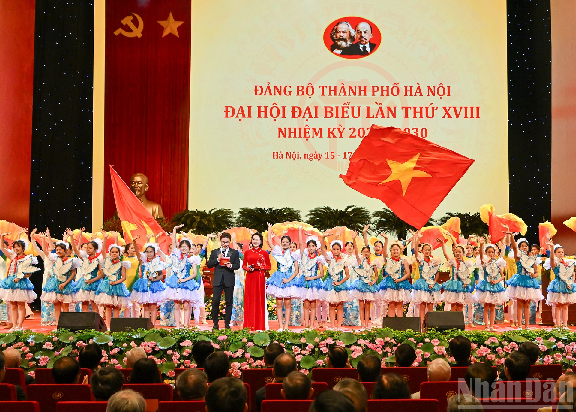 Tiết mục văn nghệ chào mừng Đại hội. (Ảnh: DUY LINH) ndo_br_5.jpg