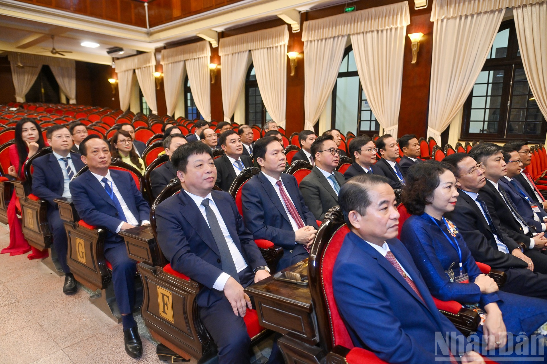 นักศึกษาหลักสูตรฝึกอบรมเพื่อยกระดับความรู้และทักษะการวางแผนคณะทำงานคณะกรรมการกลางพรรค ครั้งที่ 14 (รุ่นที่ 4) ในพิธีปิด ndo_br_chi-6498.jpg