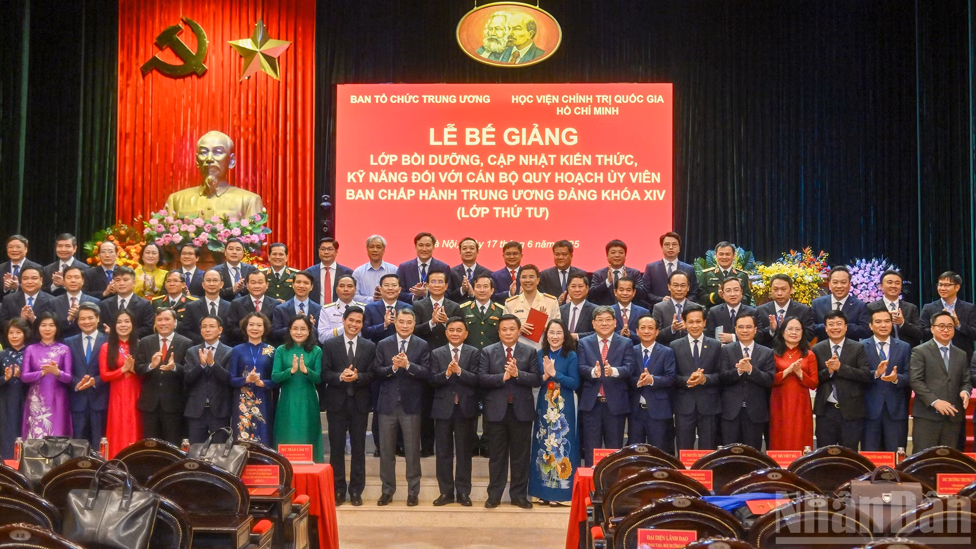 Thường trực Ban Bí thư Trần Cẩm Tú cùng các đại biểu và các đồng chí học viên tại lễ bế giảng.