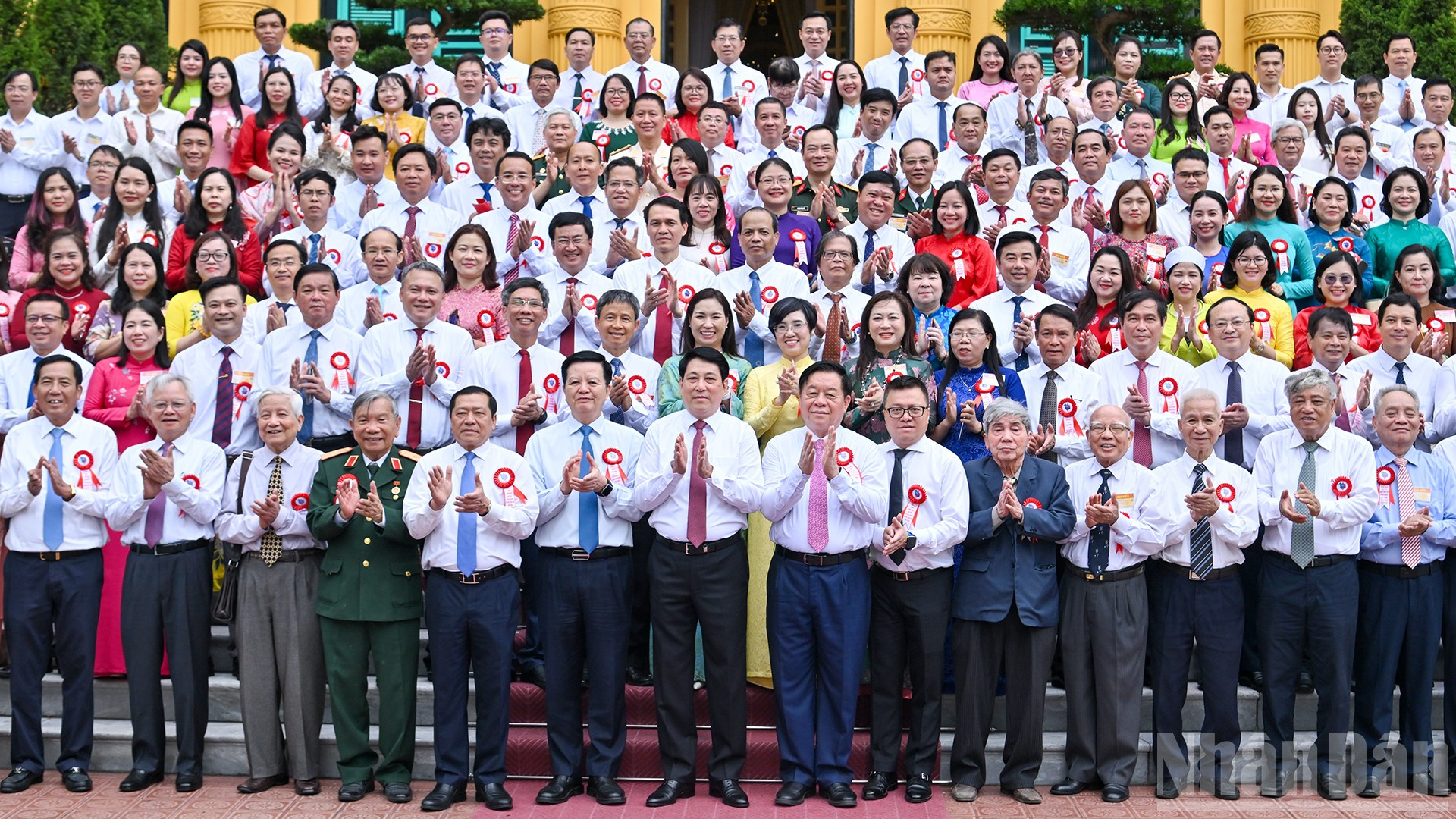 Chủ tịch nước Lương Cường cùng các đại biểu và các nhà báo, người làm báo tiêu biểu tại buổi gặp mặt.