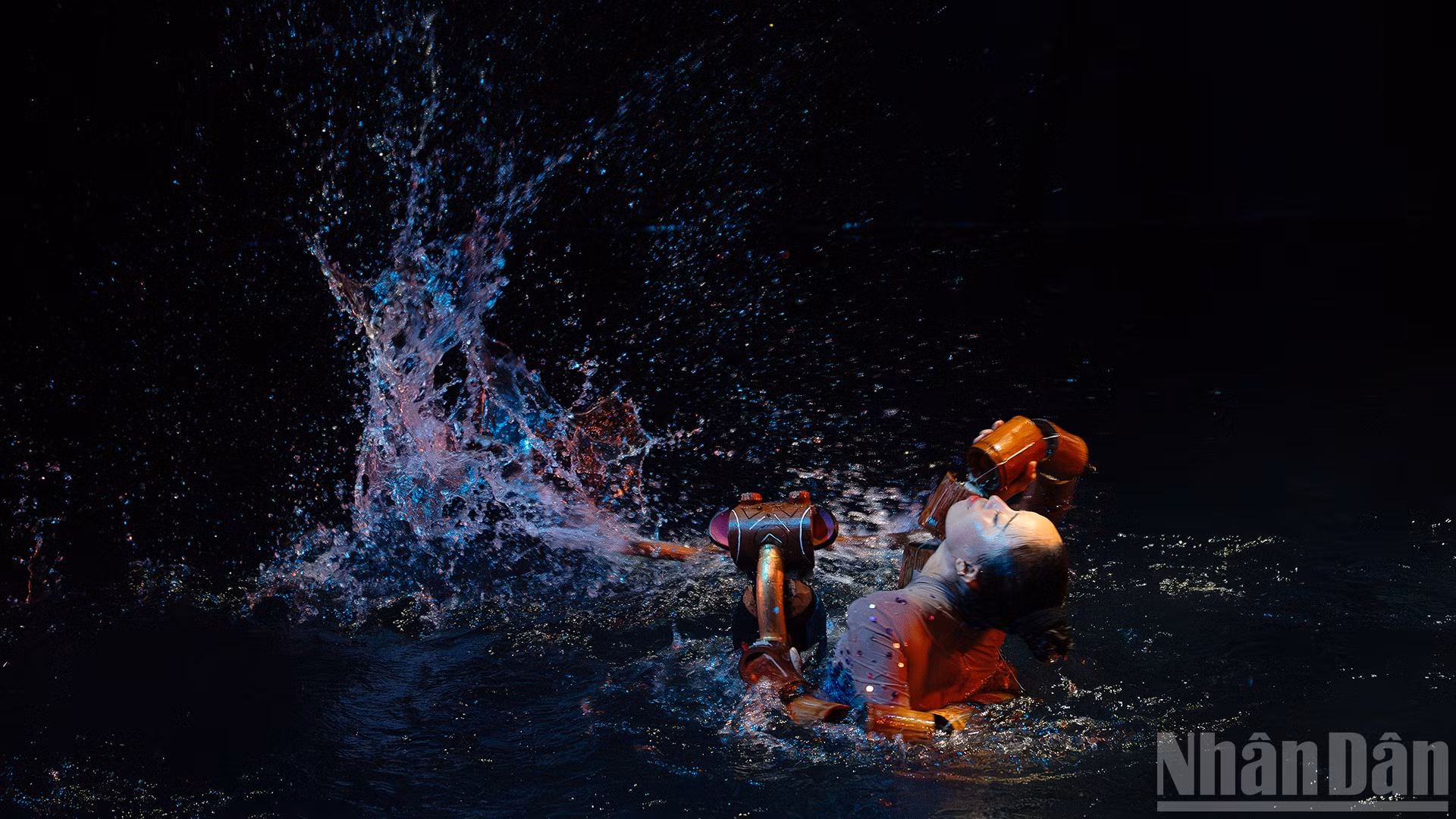 Khi tiếng nước bắt đầu vỡ òa và ánh sáng xuyên qua bóng tối, khán giả như bước vào một giấc mơ - nơi nghệ thuật múa rối không còn bị giới hạn. Rối Mơ là một cuộc thể nghiệm táo bạo, nơi những nghệ sĩ trẻ sống trọn từng khoảnh khắc trên sân khấu.