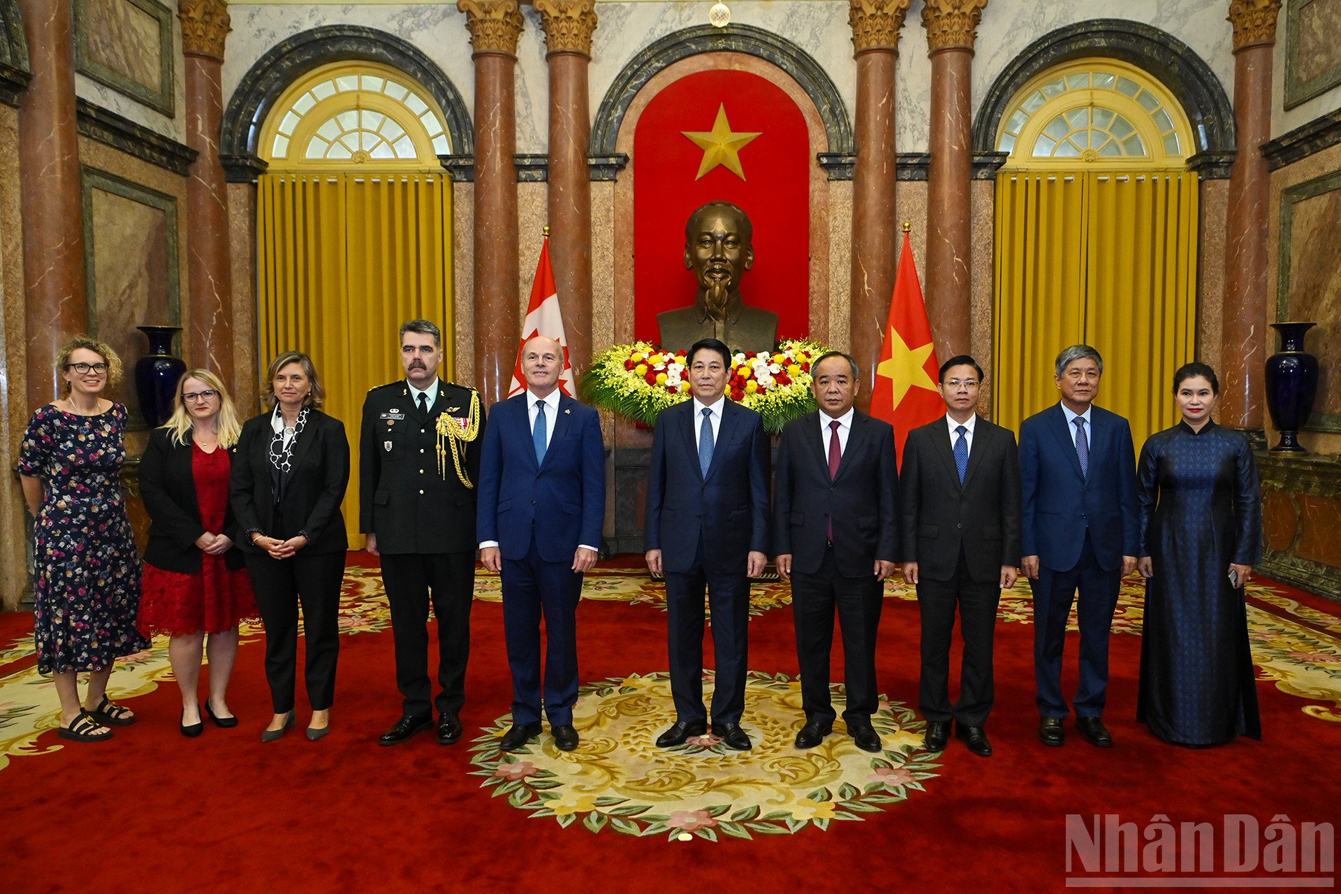 Chủ tịch nước Lương Cường và Đại sứ Canada tại Việt Nam James Nickel cùng các đại biểu tại buổi lễ trình Quốc thư. ndo_br_8.jpg