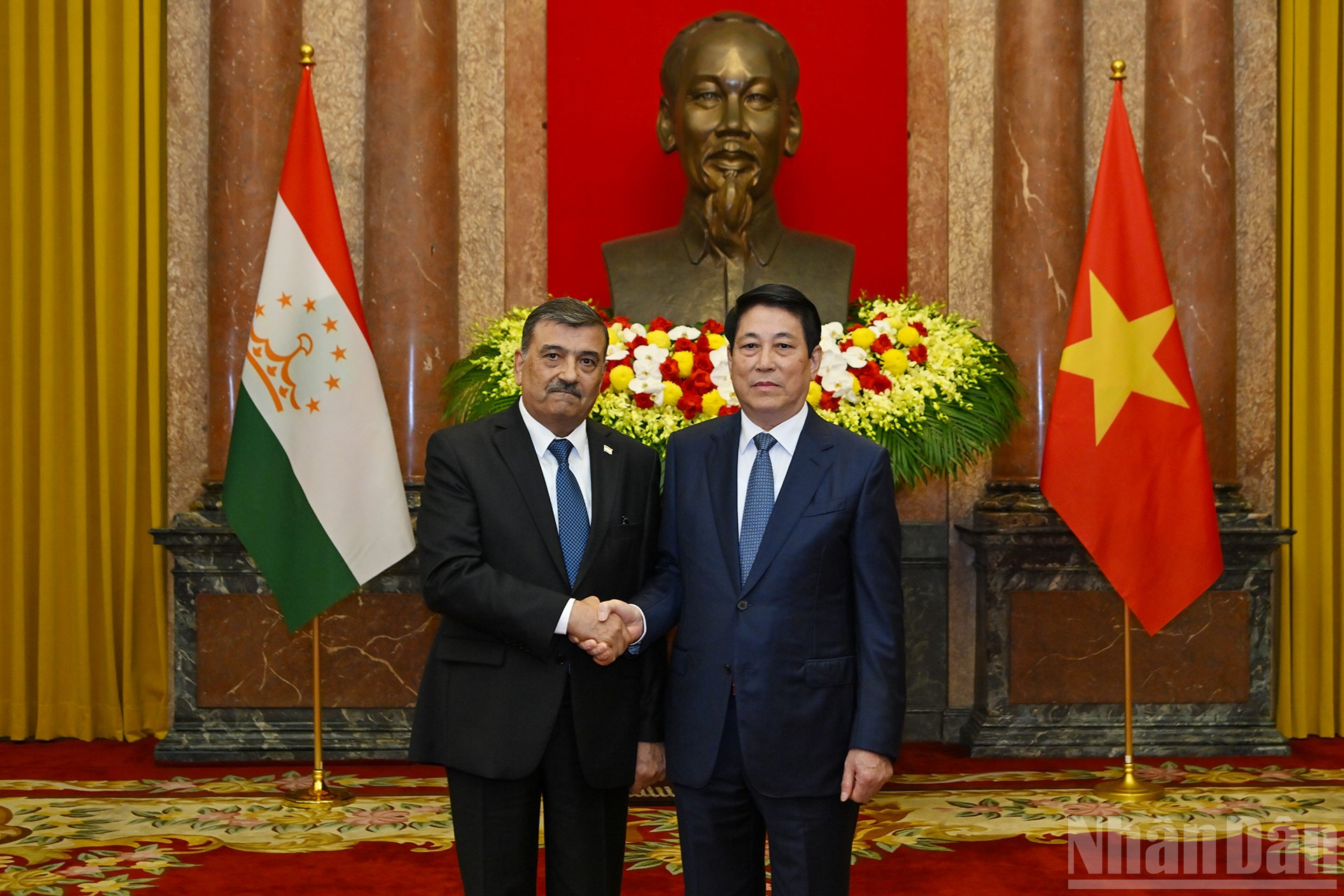 Chủ tịch nước Lương Cường và Đại sứ Tajikistan kiêm nhiệm tại Việt Nam tại lễ trình Quốc thư. ndo_br_12.jpg