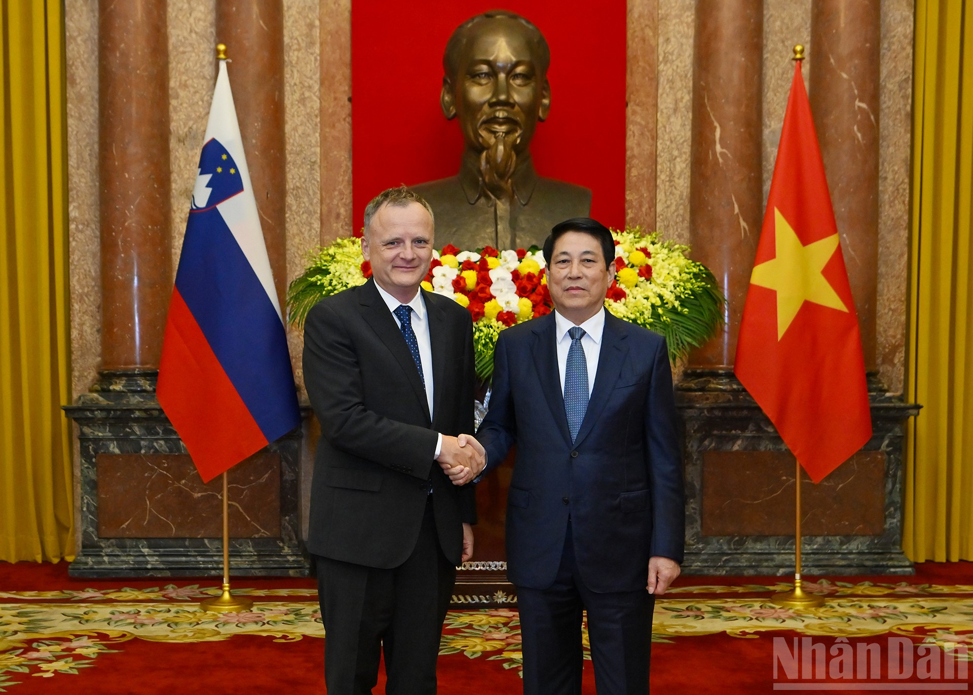 Chủ tịch nước Lương Cường và Đại sứ Slovenia kiêm nhiệm tại Việt Nam tại buổi lễ trình Quốc thư. ndo_br_9.jpg