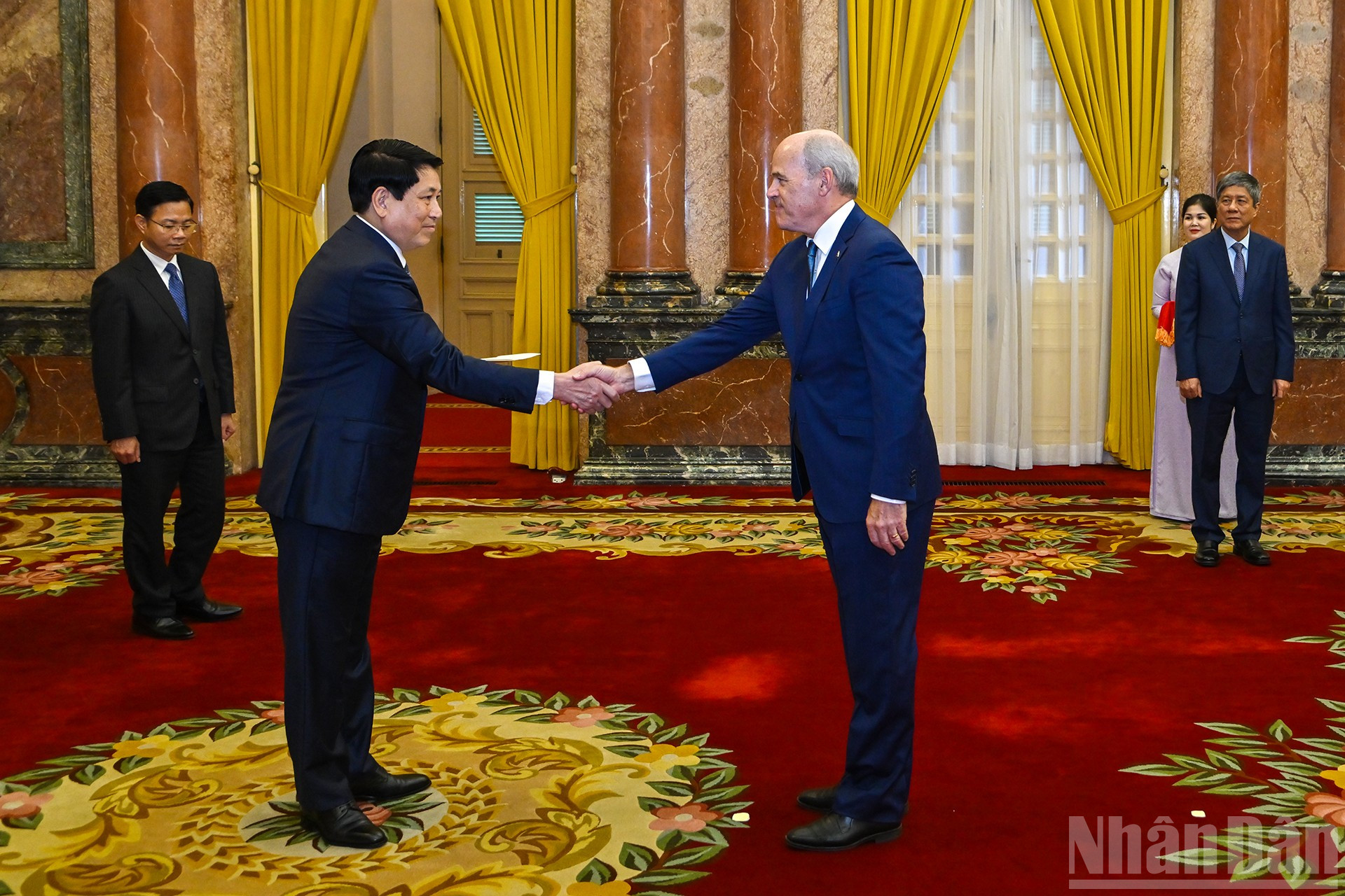 Chủ tịch nước Lương Cường nhận Quốc thư từ Đại sứ Canada tại Việt Nam James Nickel. ndo_br_5.jpg