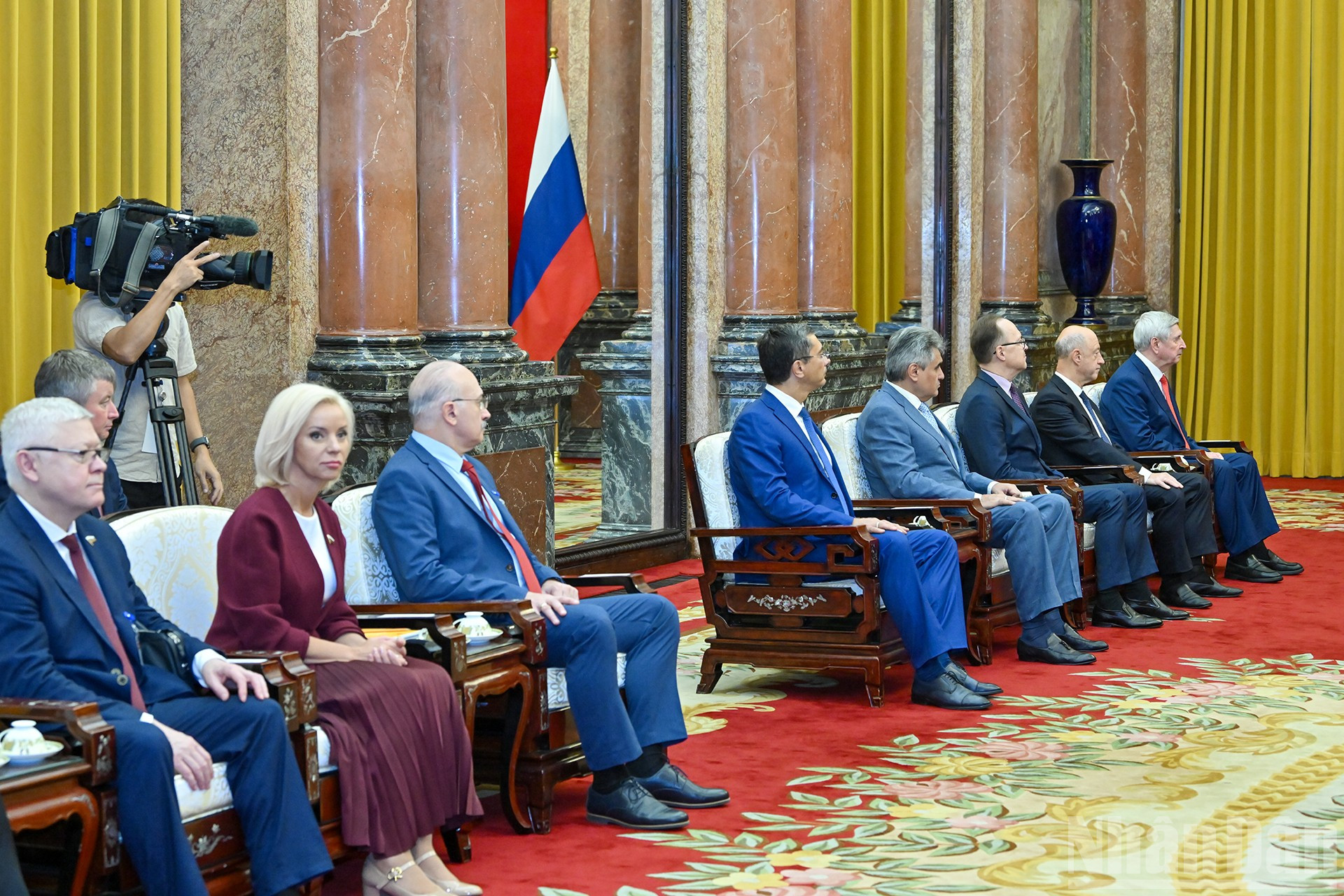 Các đại biểu tháp tùng Chủ tịch Duma Quốc gia Quốc hội Liên bang Nga Vyacheslav Volodin tại buổi tiếp. ndo_br_7.jpg