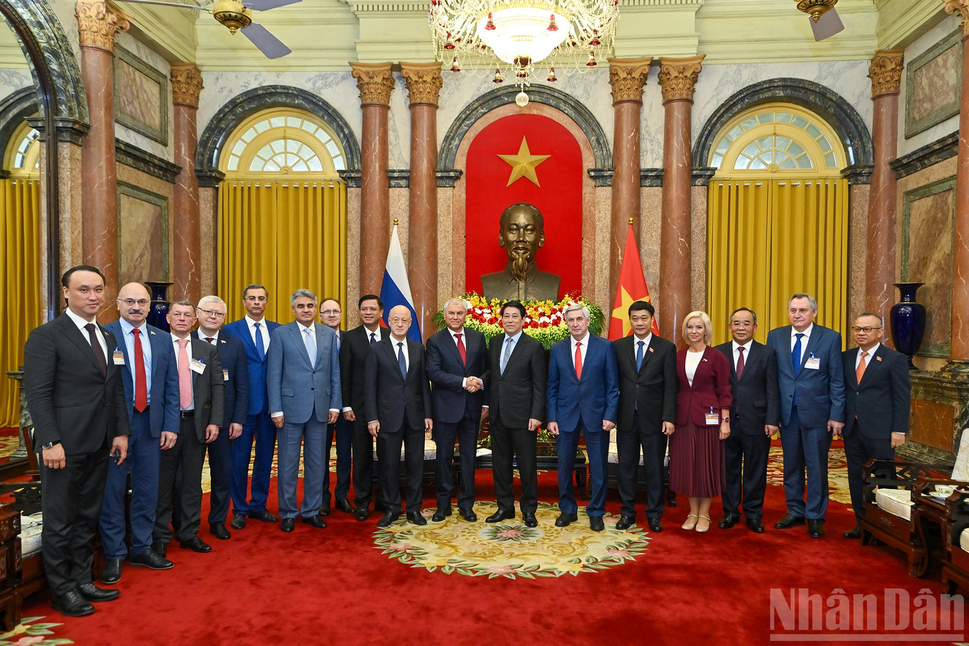 Chủ tịch nước Lương Cường và Chủ tịch Duma Quốc gia Quốc hội Liên bang Nga Vyacheslav Volodin cùng các đại biểu tại buổi tiếp. ndo_br_chi-4400.jpg