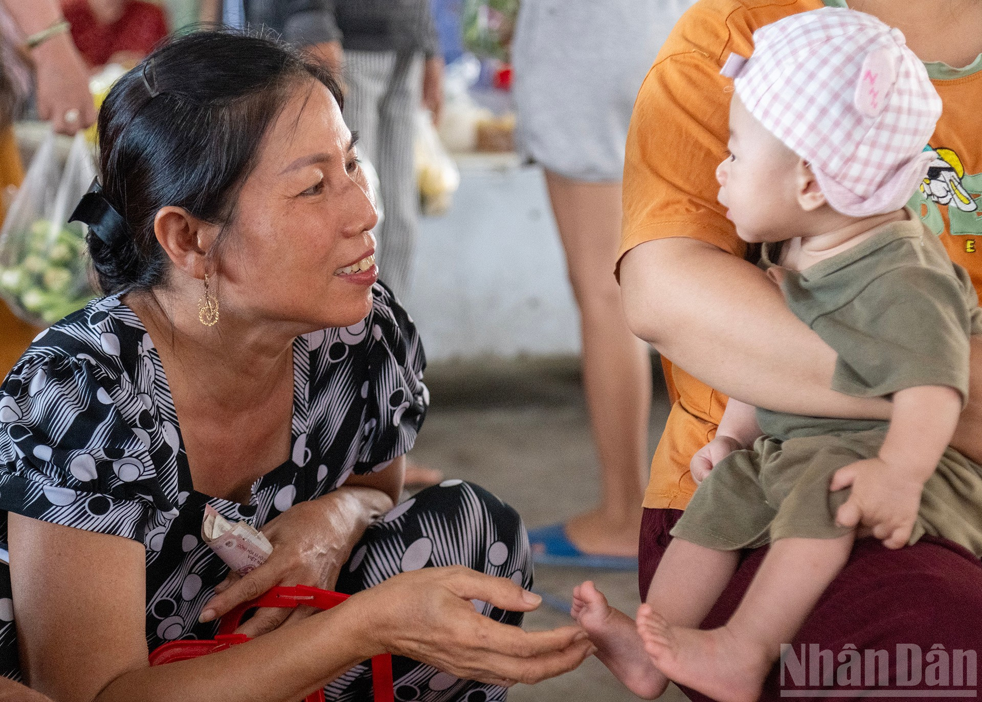 Họp chợ cũng là lúc gặp gỡ, hỏi thăm nhau – từ gánh cá, mớ rau đến trao nhau nghĩa tình xóm biển. ndo_br_8.jpg