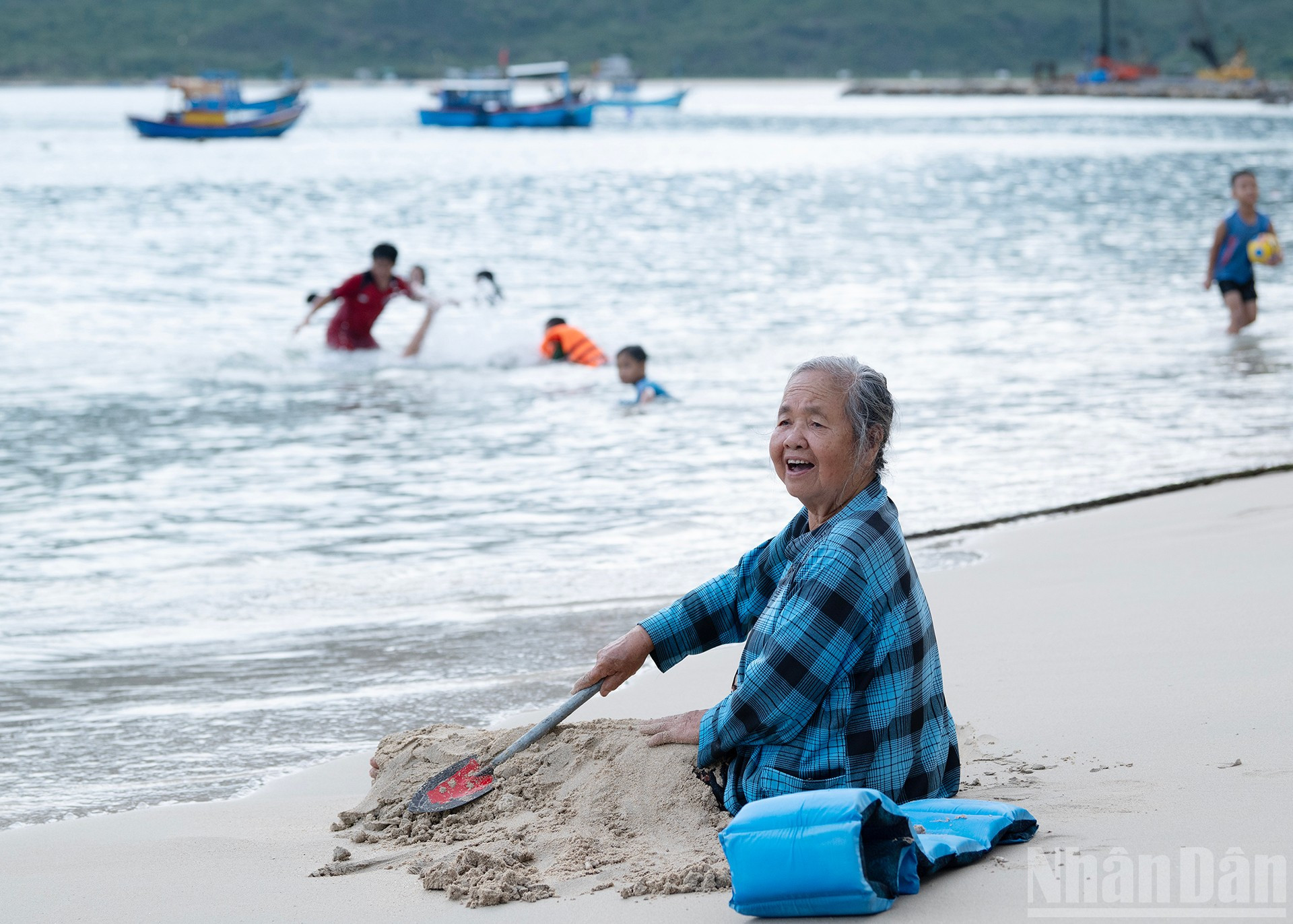 Nụ cười hiền hòa của những người già, chứng nhân biết bao thế hệ lớn lên bên bờ sóng. ndo_br_13.jpg