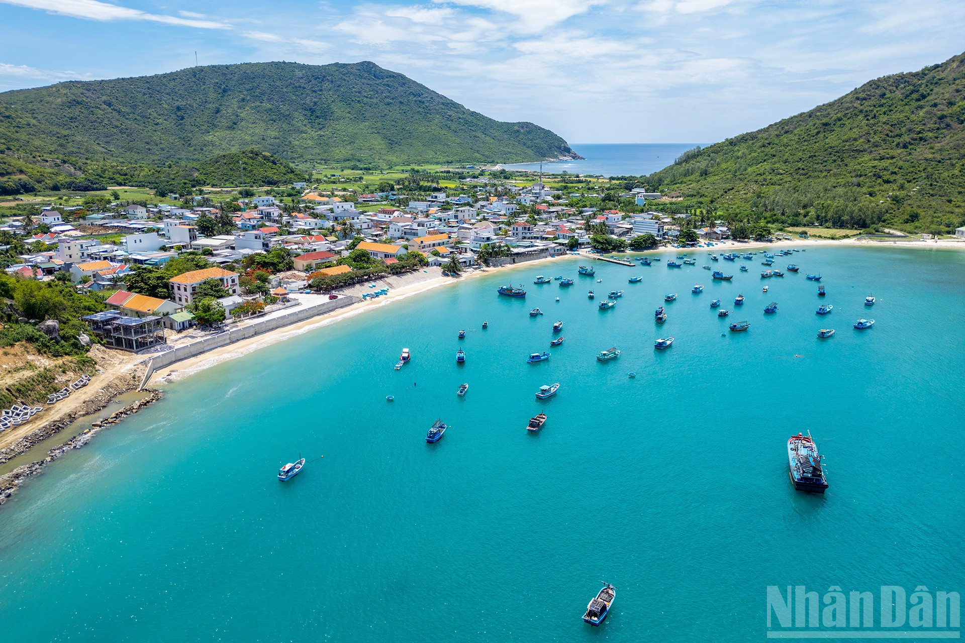 Làng chài Ninh Vân thuộc phường Đông Ninh Hòa (tỉnh Khánh Hòa) nằm nép mình bên núi Hòn Hèo, mở lòng ra biển cả. ndo_br_2.jpg