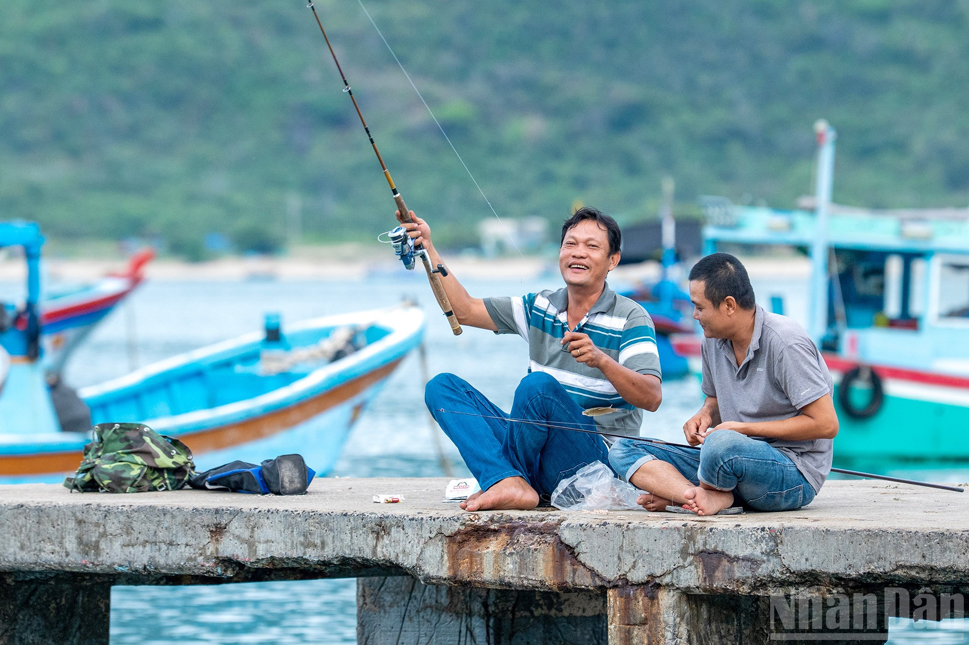 Sau những chuyến biển dài, niềm vui giản dị của người dân là câu cá trên cầu cảng. ndo_br_6.jpg