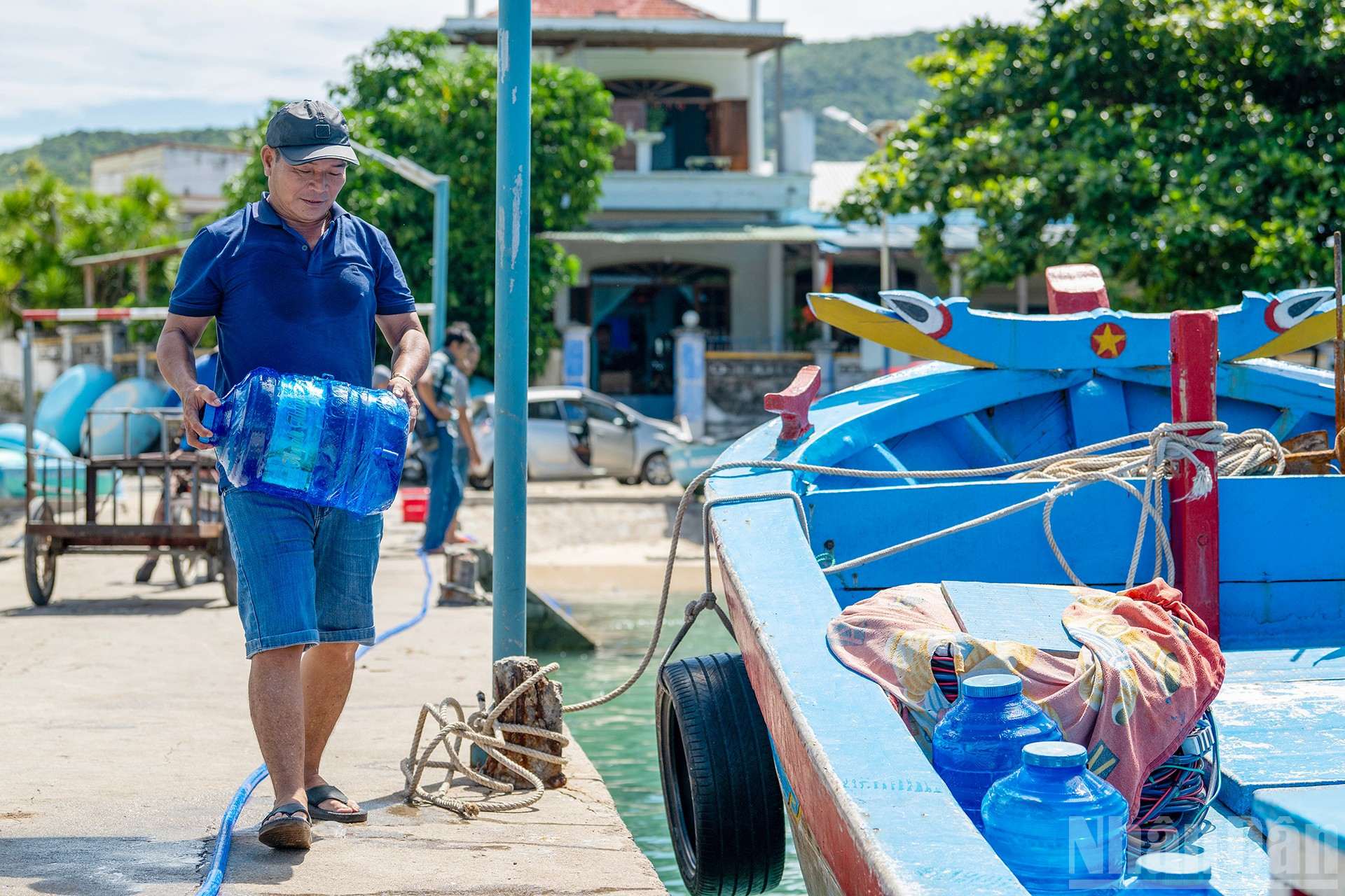 Ngư dân làng chài chuẩn bị các nhu yếu phẩm thiết yếu cho một chuyến đi biển. ndo_br_3.jpg