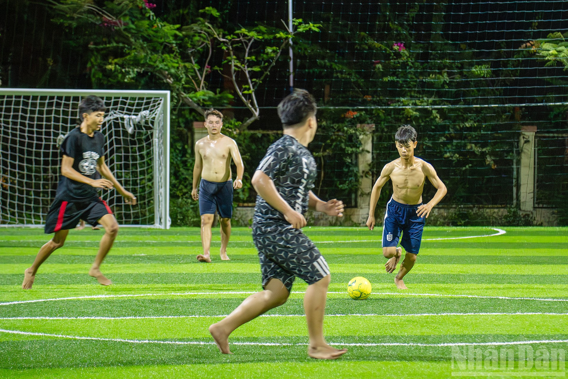 Thanh thiếu niên hào hứng với những trận cầu sôi nổi, khép lại một ngày hè. ndo_br_16.jpg