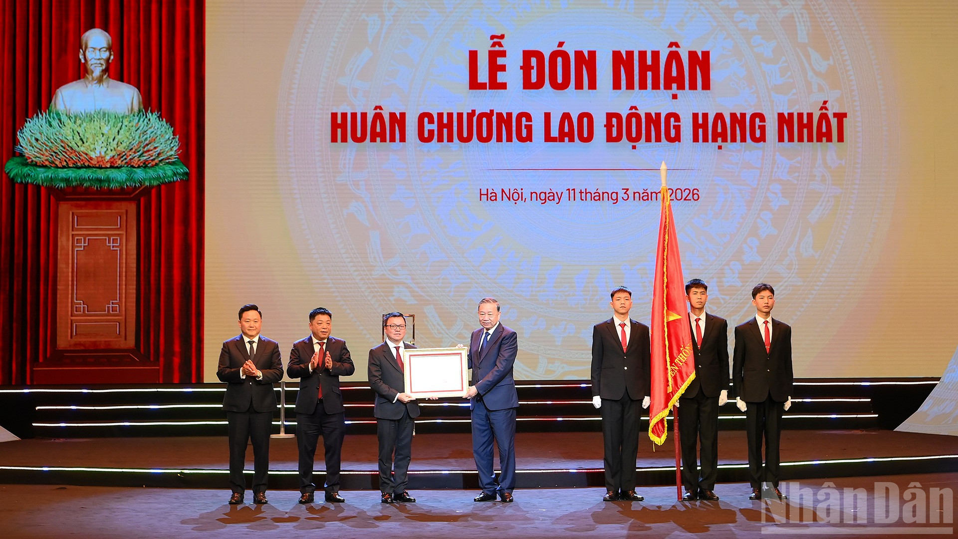 Tổng Bí thư Tô Lâm trao Huân chương Lao động Nhất tặng Báo Nhân Dân tại Lễ kỷ niệm 75 năm Ngày Báo Nhân Dân ra số đầu.