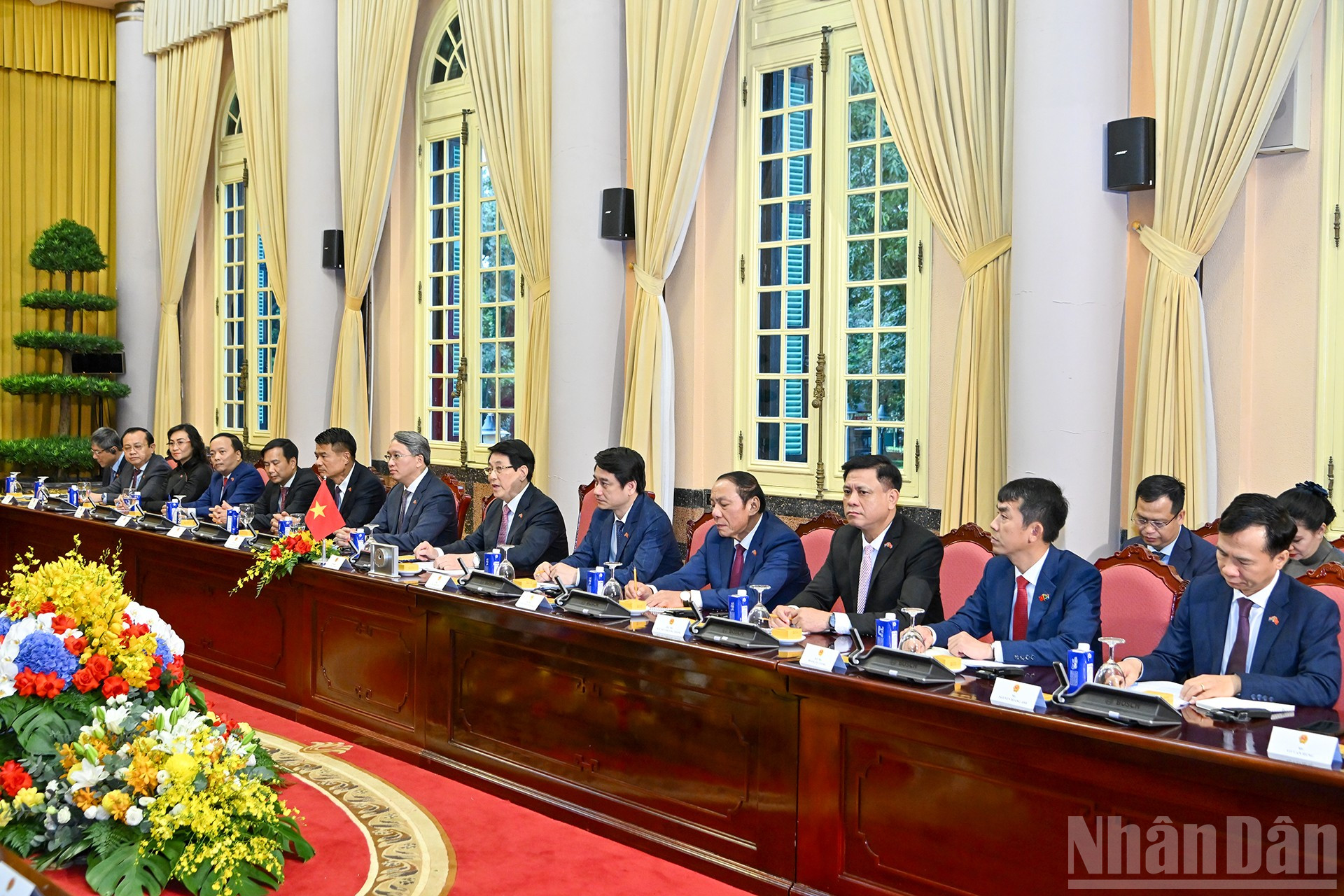 Präsident Luong Cuong und Mitglieder der vietnamesischen Delegation bei den Gesprächen. ndo_br_13-6777.jpg