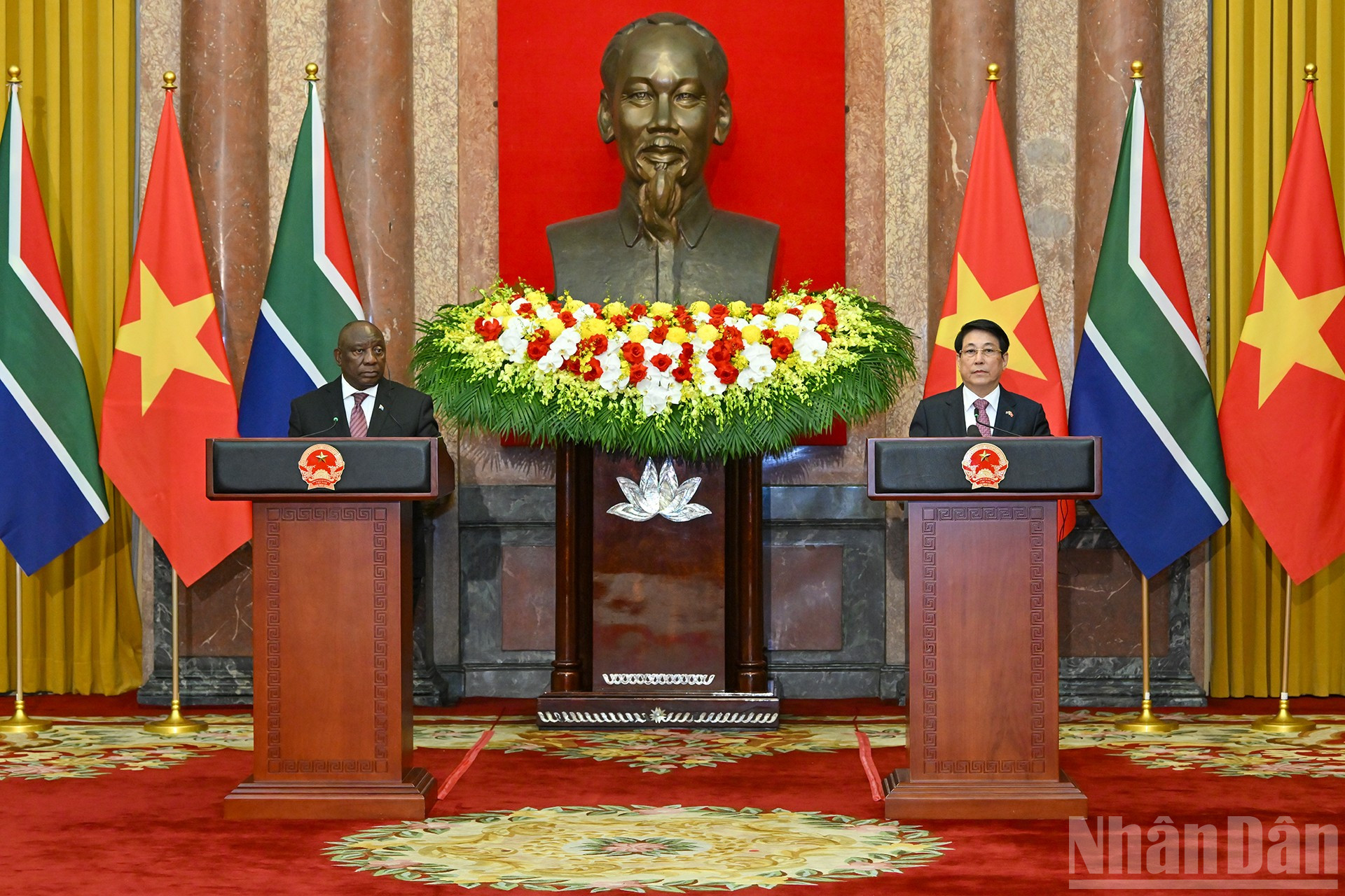 Unmittelbar nach den Gesprächen zwischen den beiden Staatschefs leiteten Präsident Luong Cuong und der südafrikanische Präsident Matamela Cyril Ramaphosa eine Pressekonferenz mit Nachrichtenagenturen und der Presse. ndo_br_15-5191.jpg