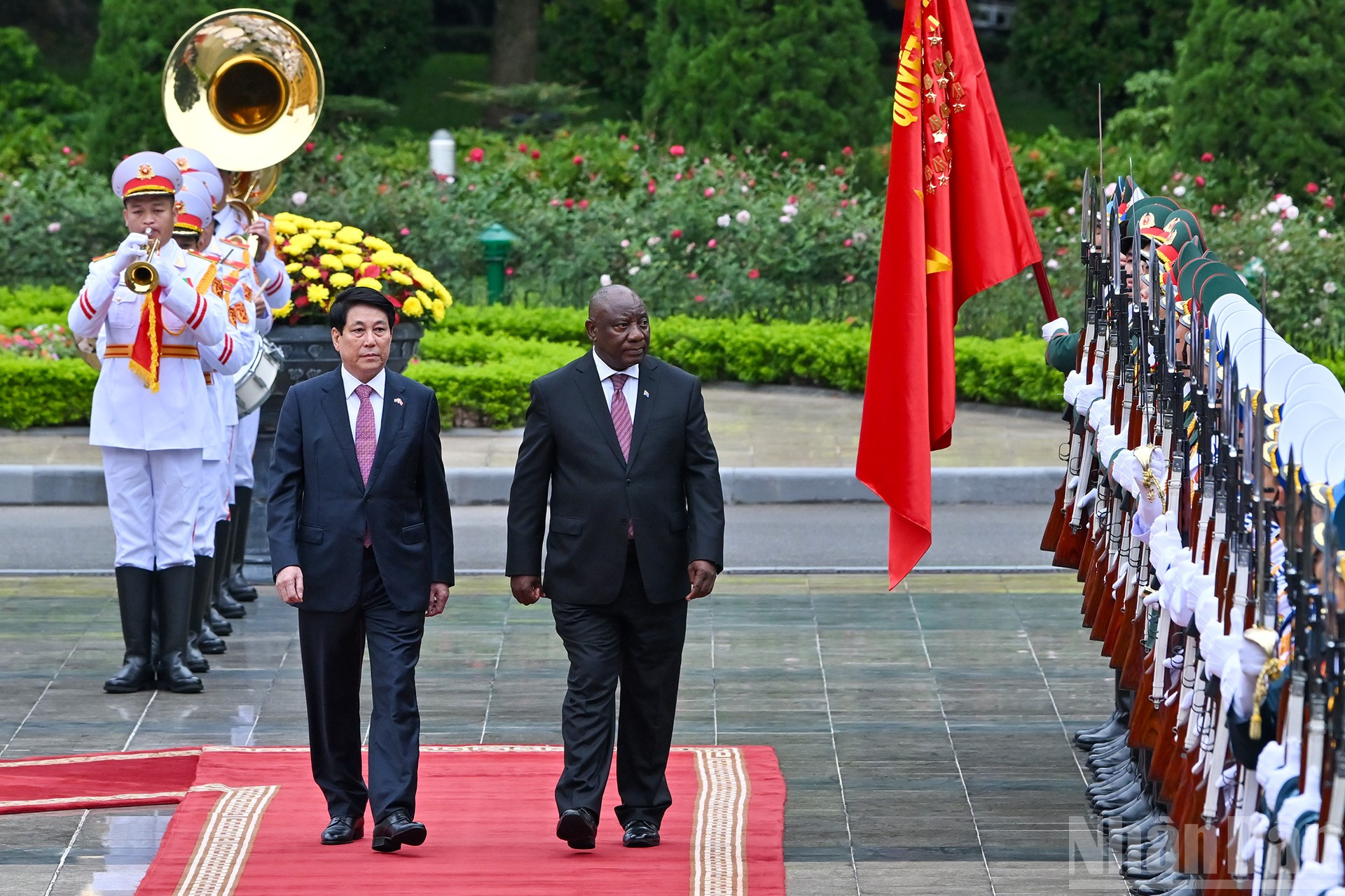 Präsident Luong Cuong und der südafrikanische Präsident Matamela Cyril Ramaphosa nehmen bei der Begrüßungszeremonie die Ehrengarde der vietnamesischen Volksarmee in Augenschein. ndo_br_6-536.jpg