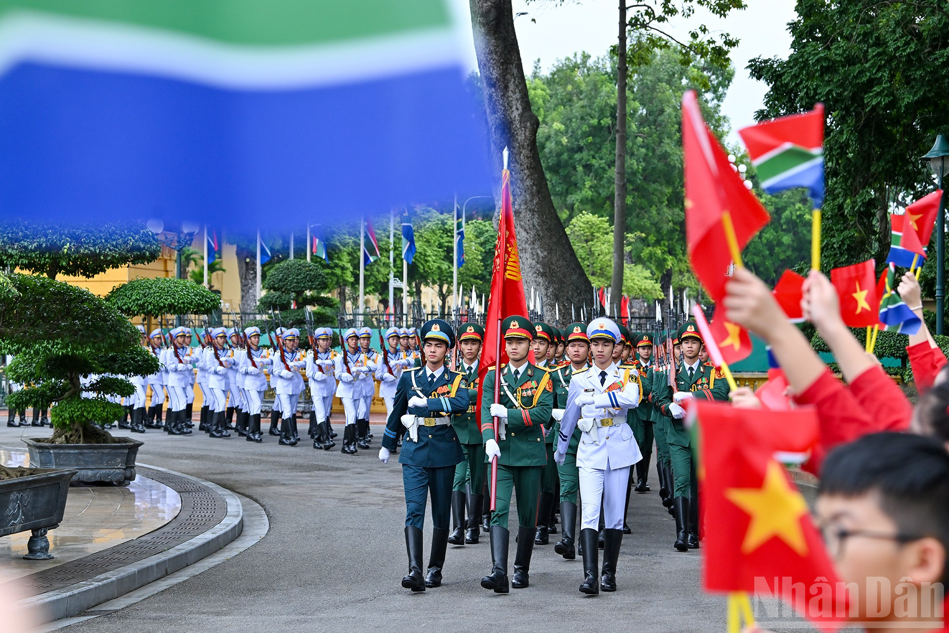 Die Ehrengarde der vietnamesischen Volksarmee nimmt Stellung, um den südafrikanischen Präsidenten Matamela Cyril Ramaphosa bei seinem Staatsbesuch in Vietnam willkommen zu heißen. ndo_br_2-1574.jpg