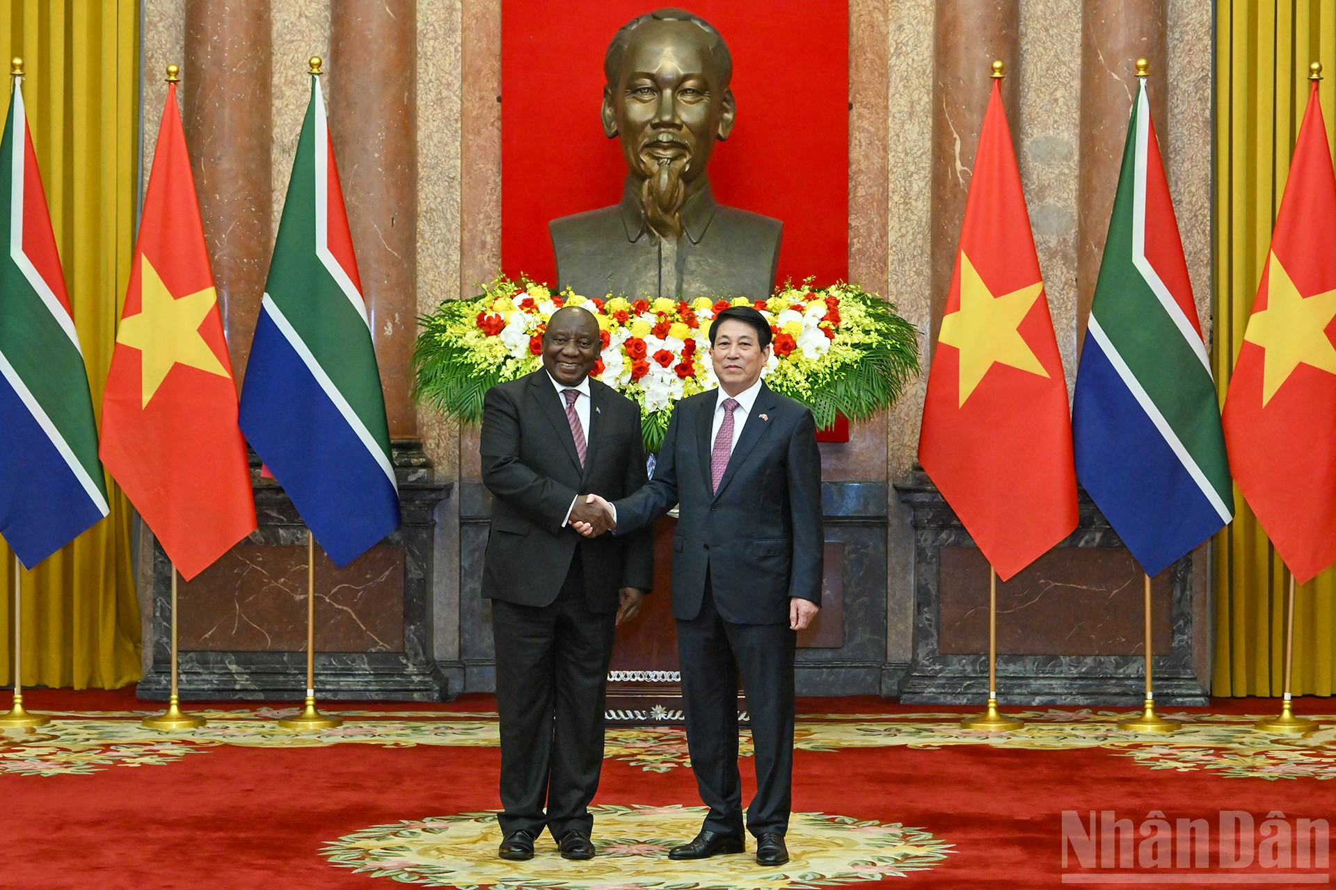 Präsident Luong Cuong und der südafrikanische Präsident Matamela Cyril Ramaphosa machen nach der Begrüßungszeremonie ein gemeinsames Foto. ndo_br_8-2183.jpg