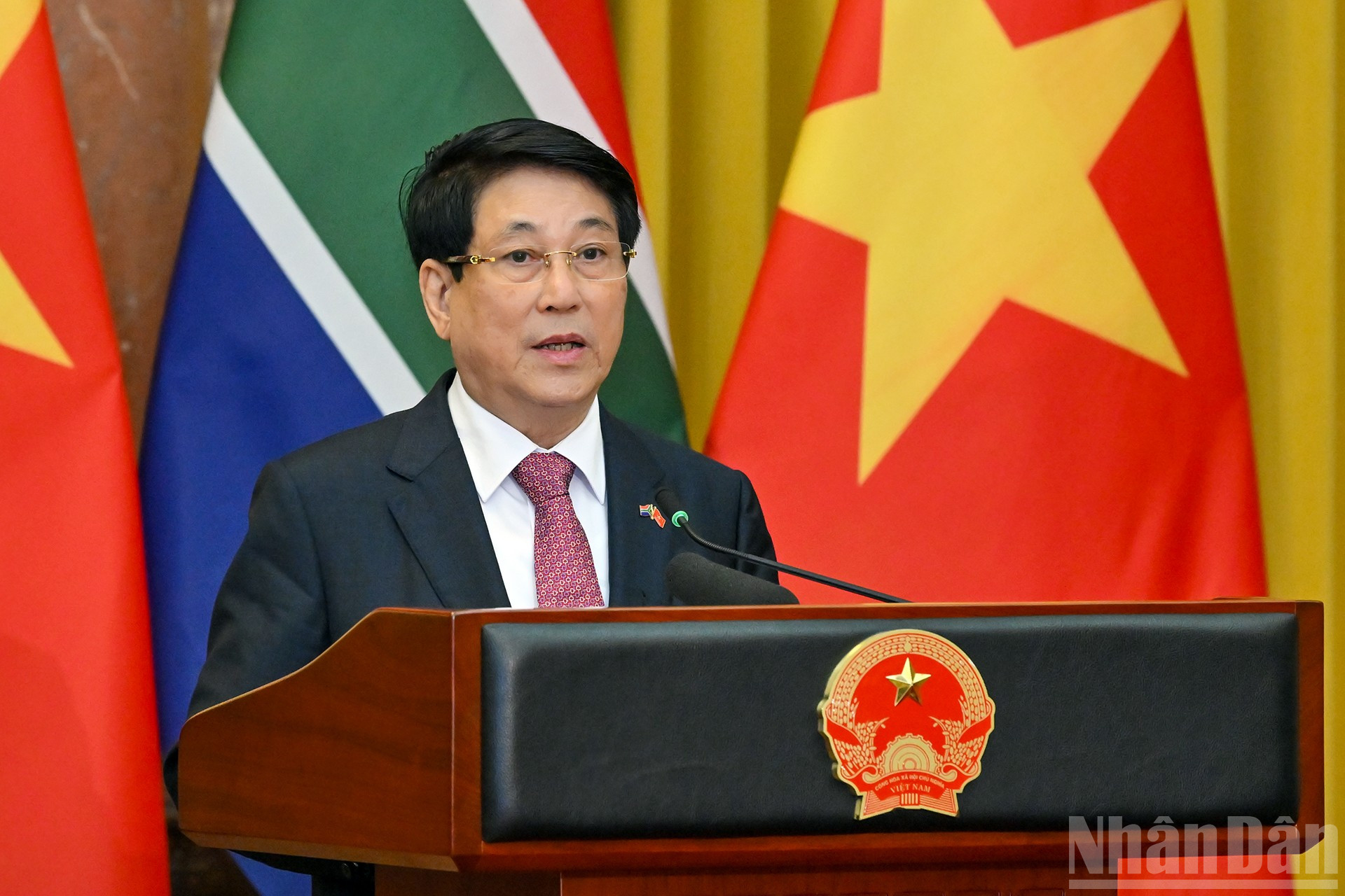 Präsident Luong Cuong spricht mit Nachrichtenagenturen und der Presse. ndo_br_16.jpg