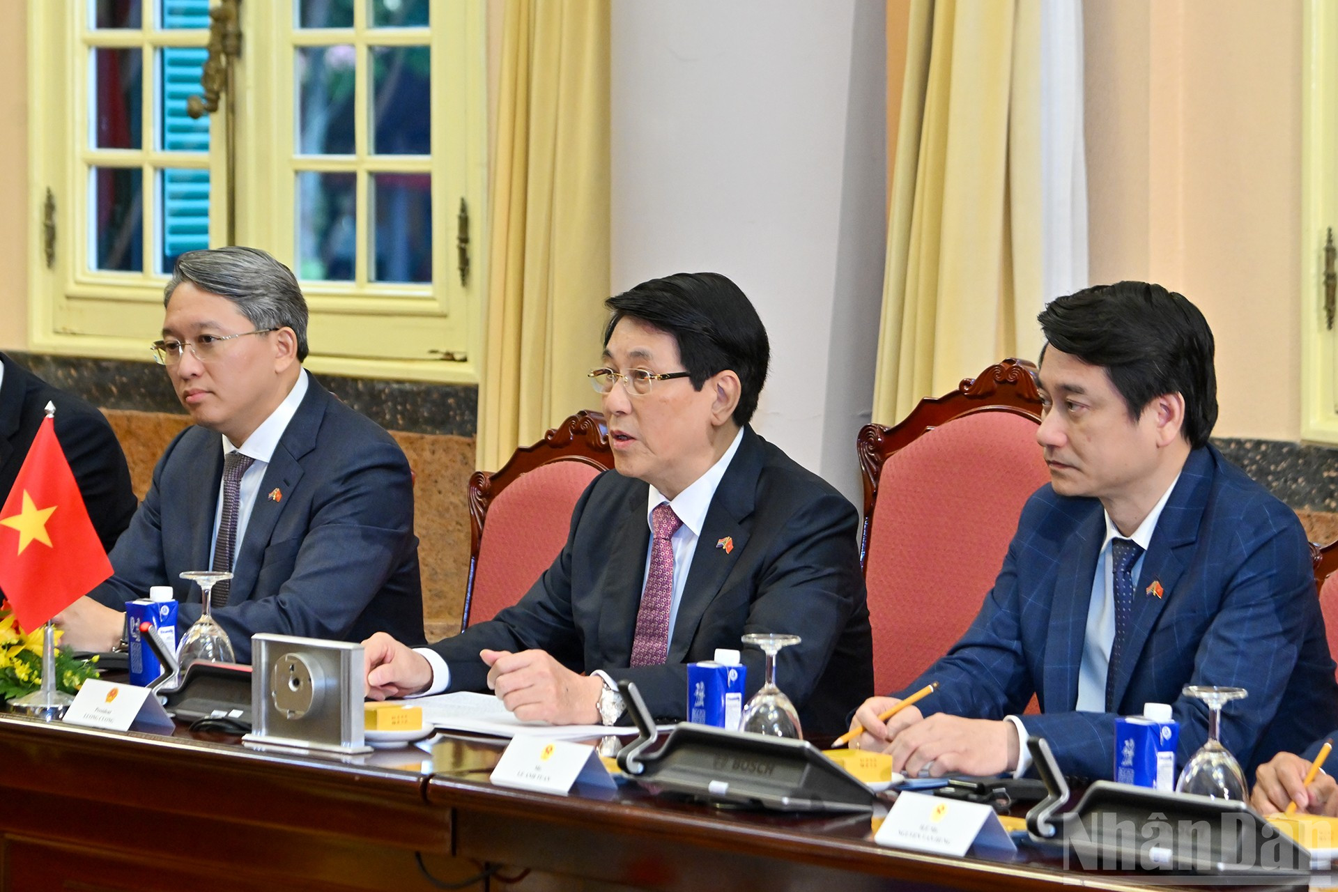 Präsident Luong Cuong spricht bei dem Treffen. ndo_br_11-7762.jpg