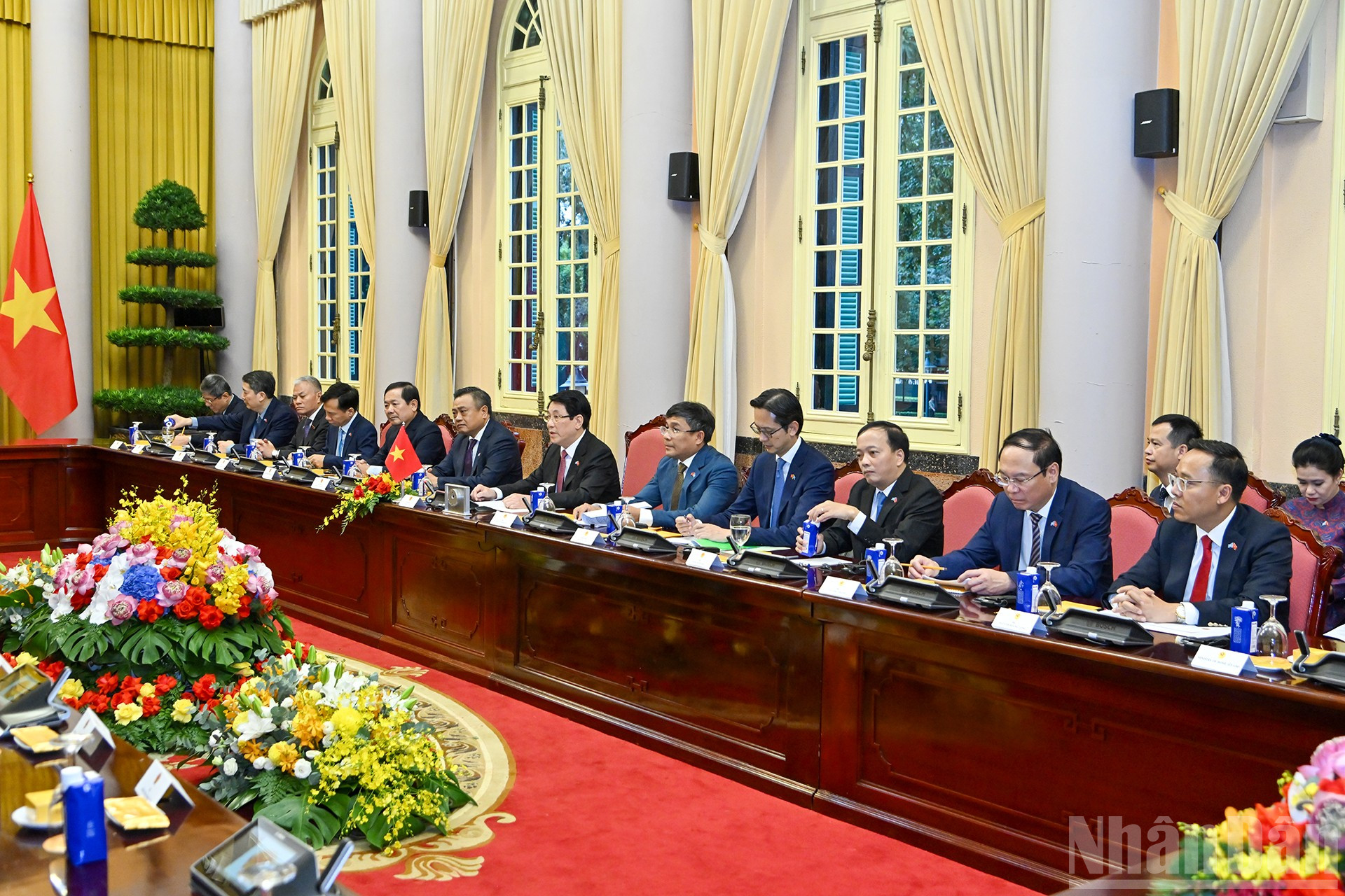 President Luong Cuong och vietnamesiska delegater vid samtalen. ndo_br_7.jpg