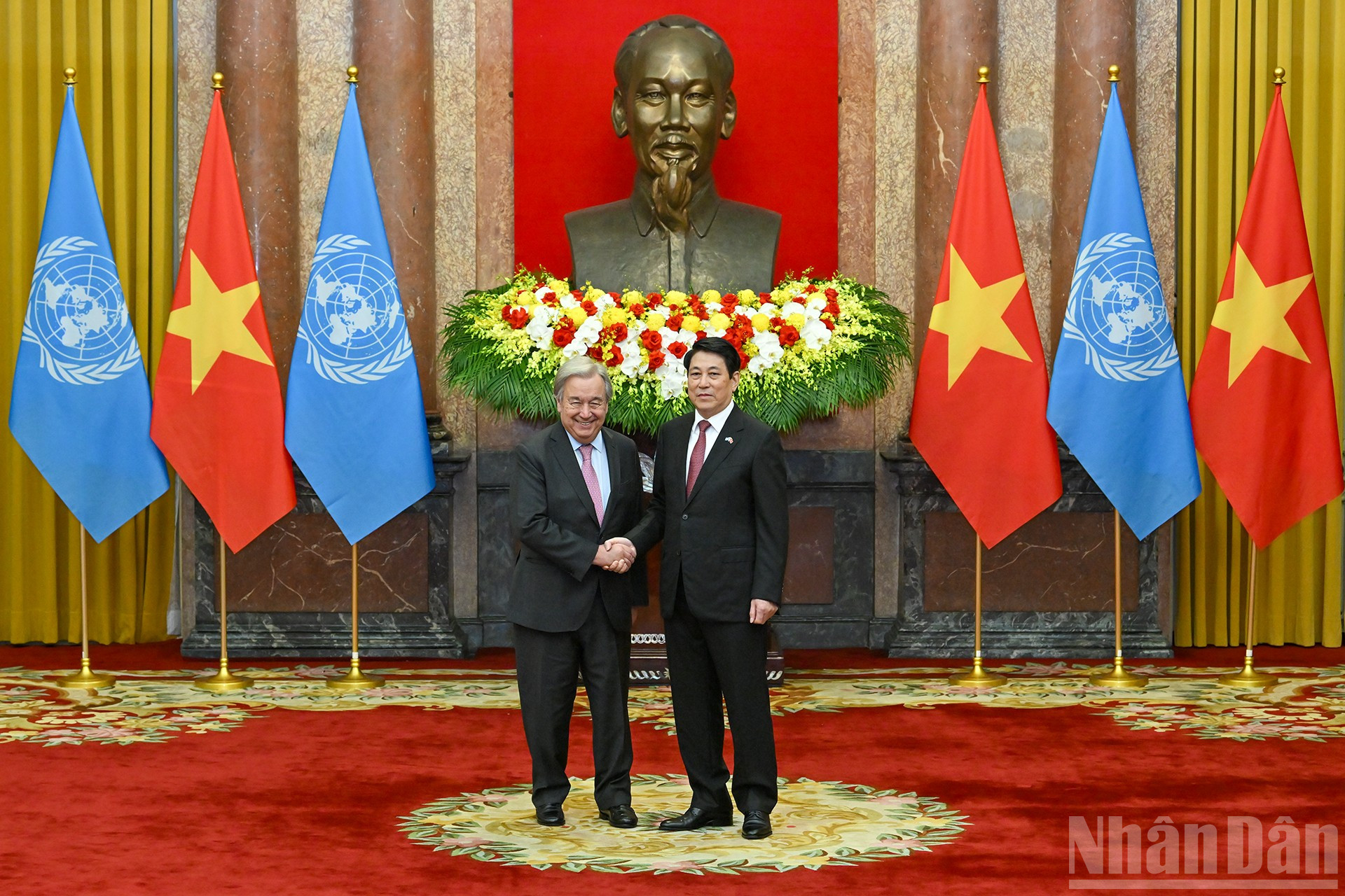 President Luong Cuong och FN:s generalsekreterare António Guterres tar ett foto tillsammans efter välkomstceremonin. ndo_br_2.jpg