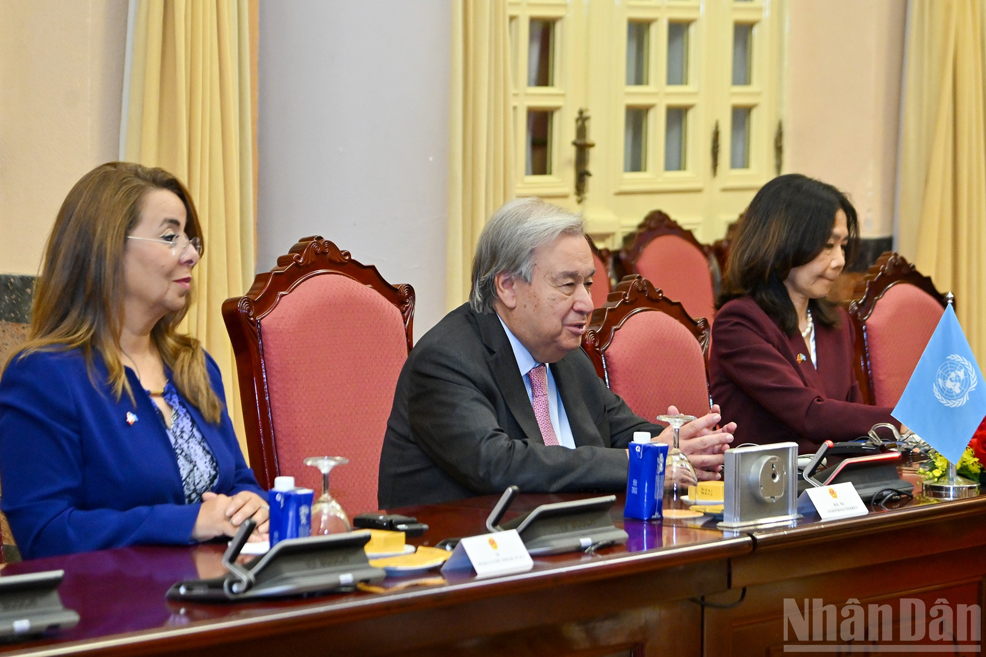 FN:s generalsekreterare António Guterres talar vid samtalen. ndo_br_6.jpg