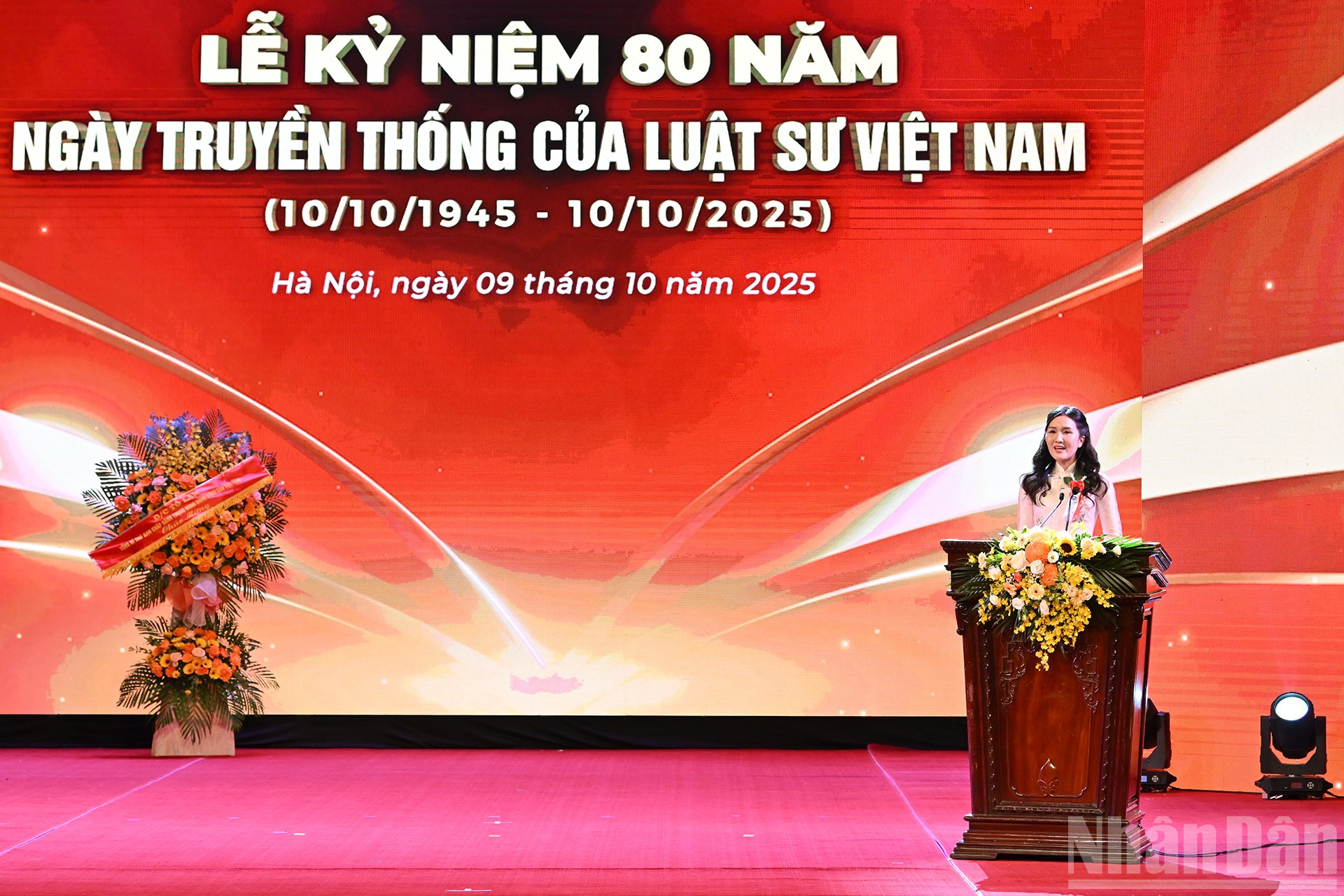 Bei der Zeremonie hielt die Anwältin Nguyen Thi Tuyet Diem, Vertreterin der jungen Generation von Anwälten, eine Rede. ndo_br_8.jpg