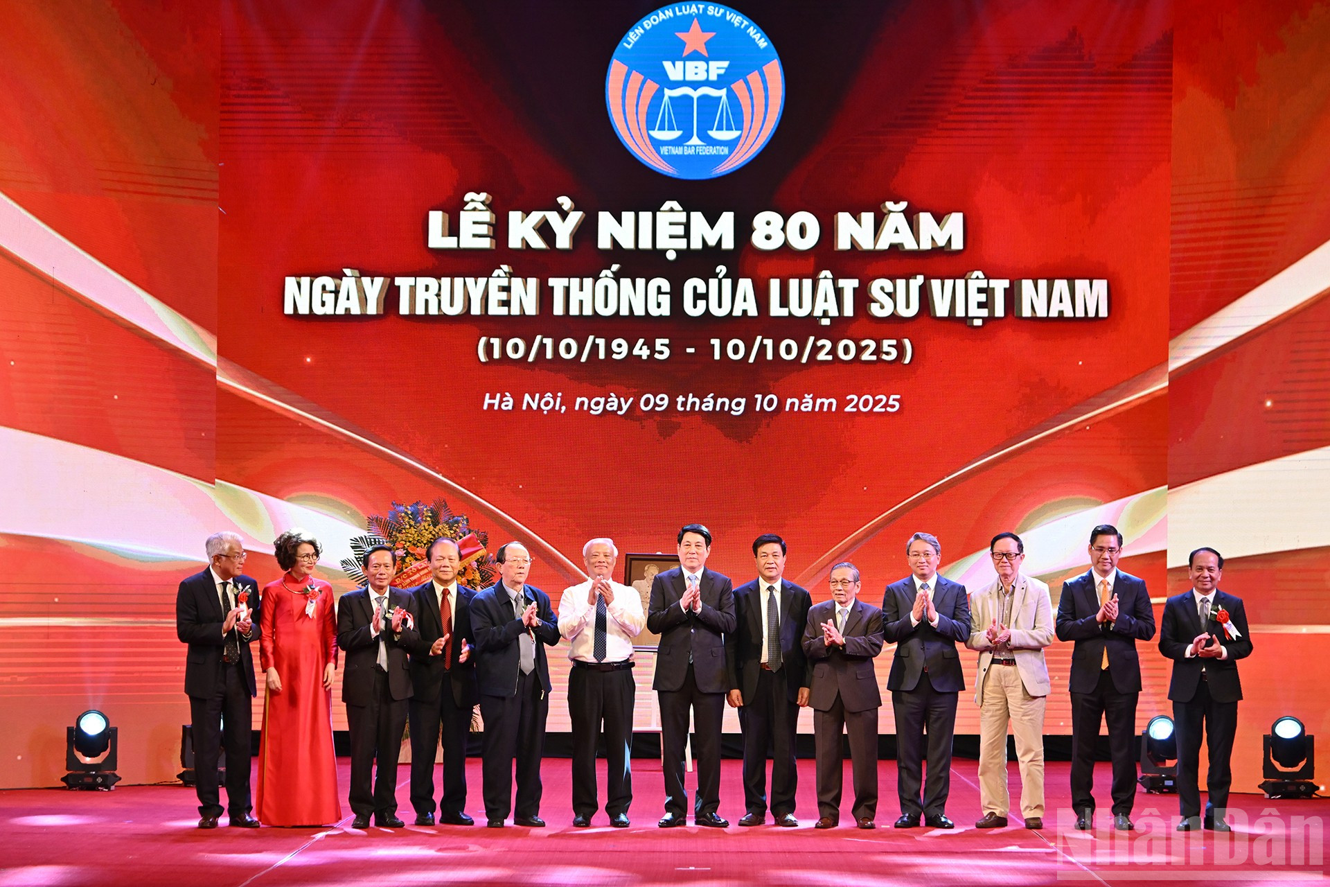 Präsident Luong Cuong mit führenden Persönlichkeiten, ehemaligen Partei- und Staatsführern sowie Vertretern der vietnamesischen Anwaltsvereinigung bei der Zeremonie. ndo_br_12.jpg