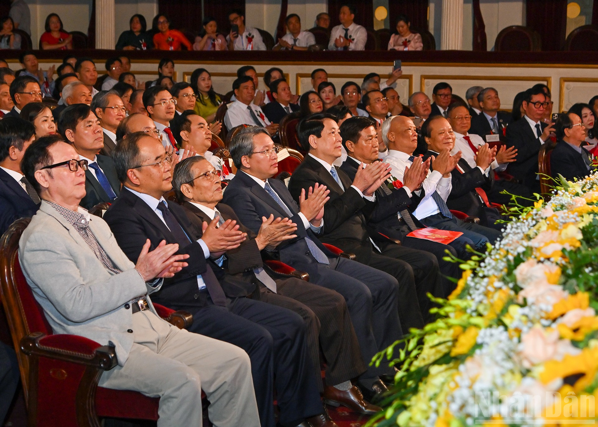 Präsident Luong Cuong und Delegierte nahmen am 80. Jahrestag des traditionellen Tages der vietnamesischen Anwälte teil. ndo_br_3.jpg