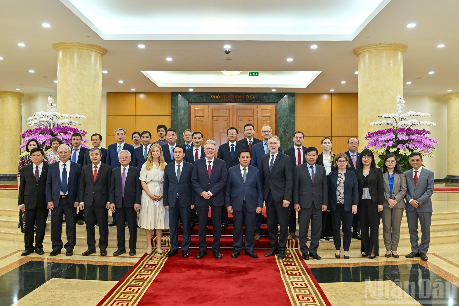 Đoàn đại biểu Đảng Cộng sản Việt Nam và đoàn đại biểu Đảng Dân chủ Xã hội Đức chụp ảnh chung tại Trụ sở Trung ương Đảng. ndo_br_12.jpg