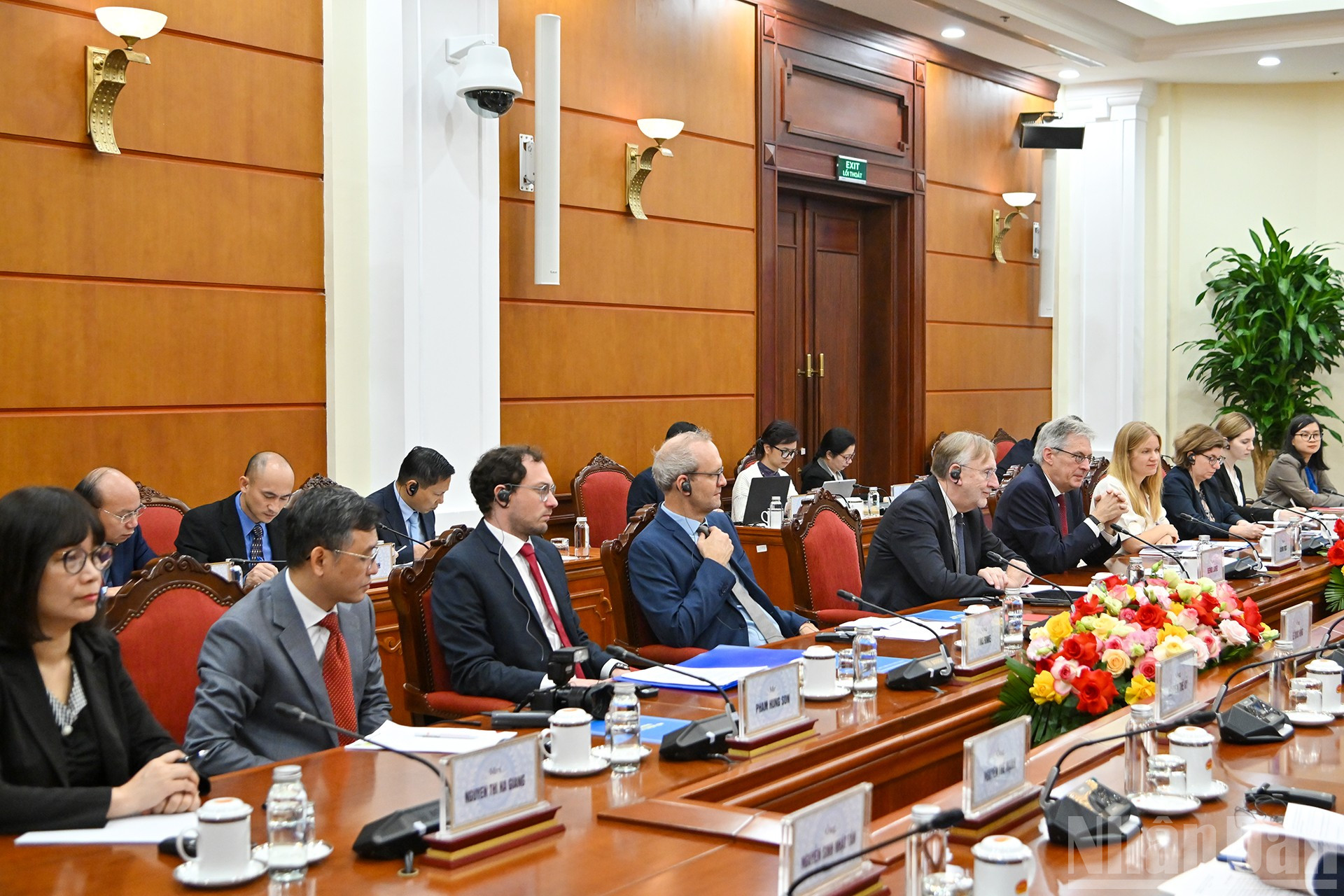 Trưởng đoàn đại biểu Đảng Dân chủ Xã hội Đức Achim Post cùng các đại biểu tại đối thoại. ndo_br_7.jpg