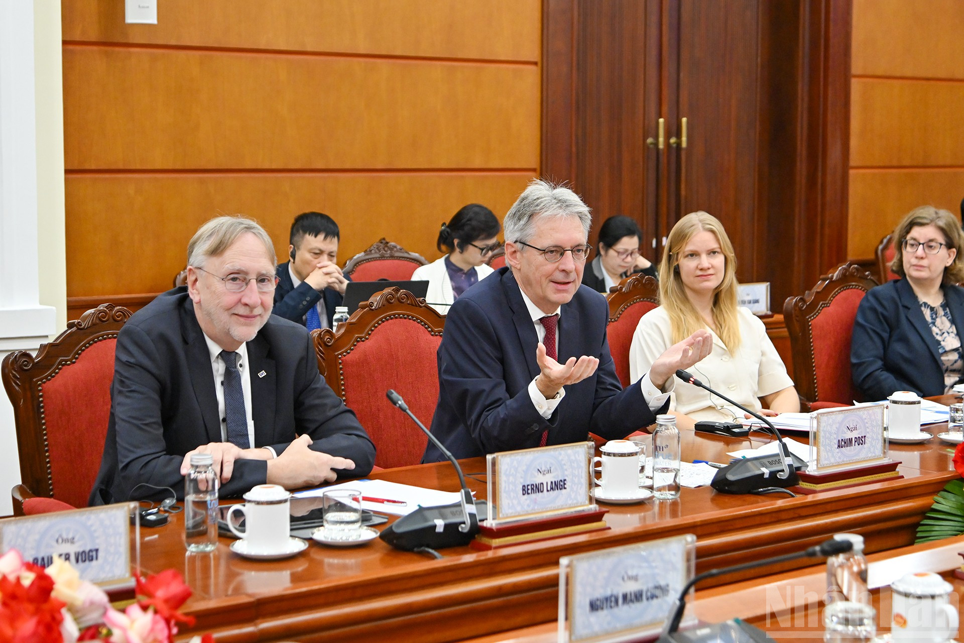 Trưởng đoàn đại biểu Đảng Dân chủ Xã hội Đức Achim Post phát biểu tại đối thoại. ndo_br_5.jpg