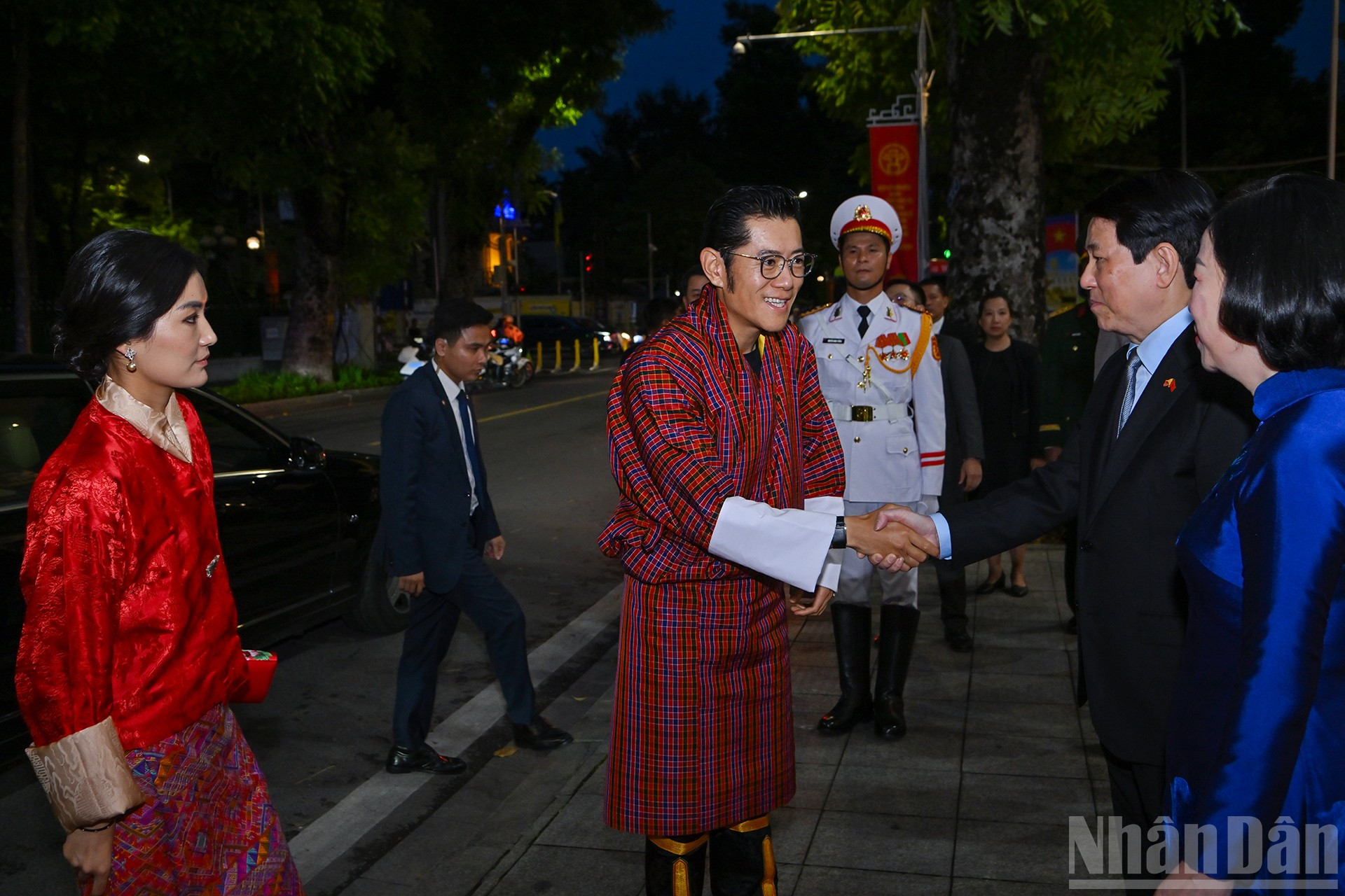 Chủ tịch nước Lương Cường đón Quốc vương Bhutan Jigme Khesar Namgyel Wangchuck và Hoàng hậu Jetsun Pema tới dự chiêu đãi. ndo_br_2-7131.jpg