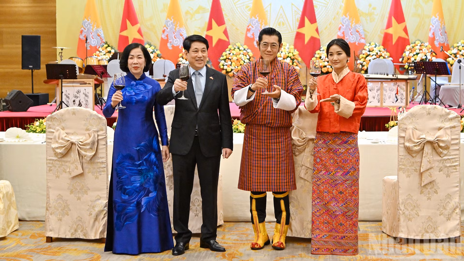 Chủ tịch nước Lương Cường và Phu nhân Nguyễn Thị Minh Nguyệt cùng Quốc vương Bhutan Jigme Khesar Namgyel Wangchuck và Hoàng hậu Jetsun Pema nâng ly tại chiêu đãi.