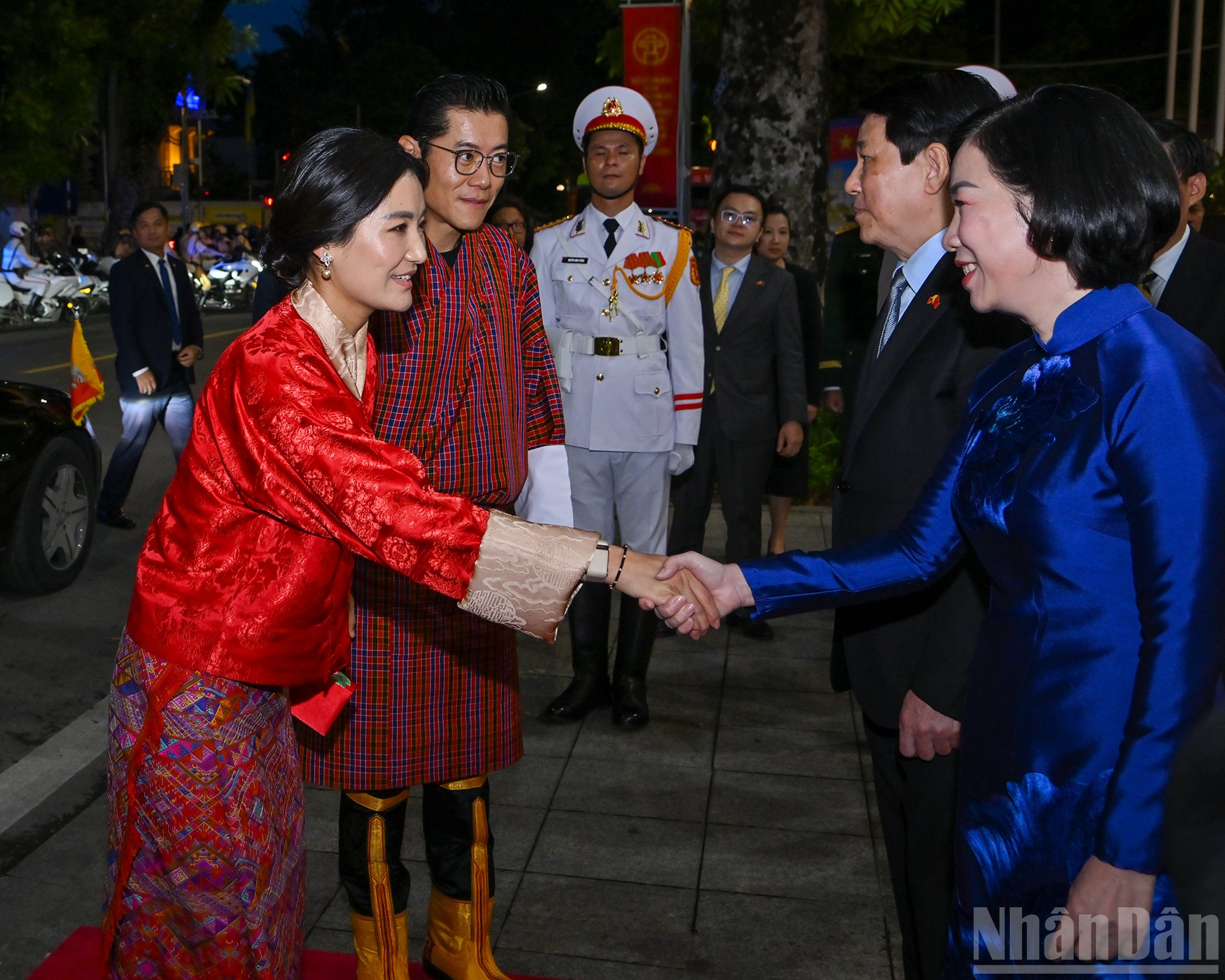 Phu nhân Nguyễn Thị Minh Nguyệt đón Quốc vương Bhutan Jigme Khesar Namgyel Wangchuck và Hoàng hậu Jetsun Pema tại chiêu đãi. ndo_br_3-6666.jpg