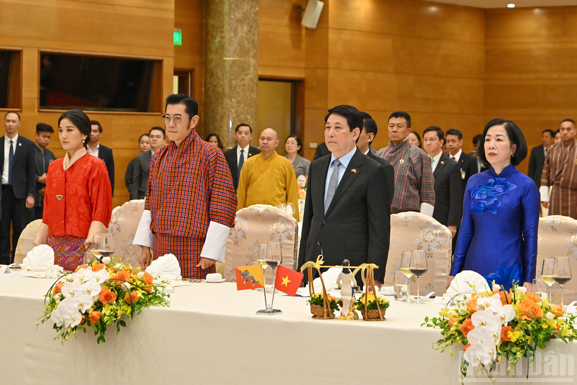 Chủ tịch nước Lương Cường và Phu nhân Nguyễn Thị Minh Nguyệt cùng Quốc vương Bhutan Jigme Khesar Namgyel Wangchuck và Hoàng hậu Jetsun Pema cùng các đại biểu nghe Quân nhạc cử Quốc thiều hai nước tại chiêu đãi. ndo_br_7-8520.jpg