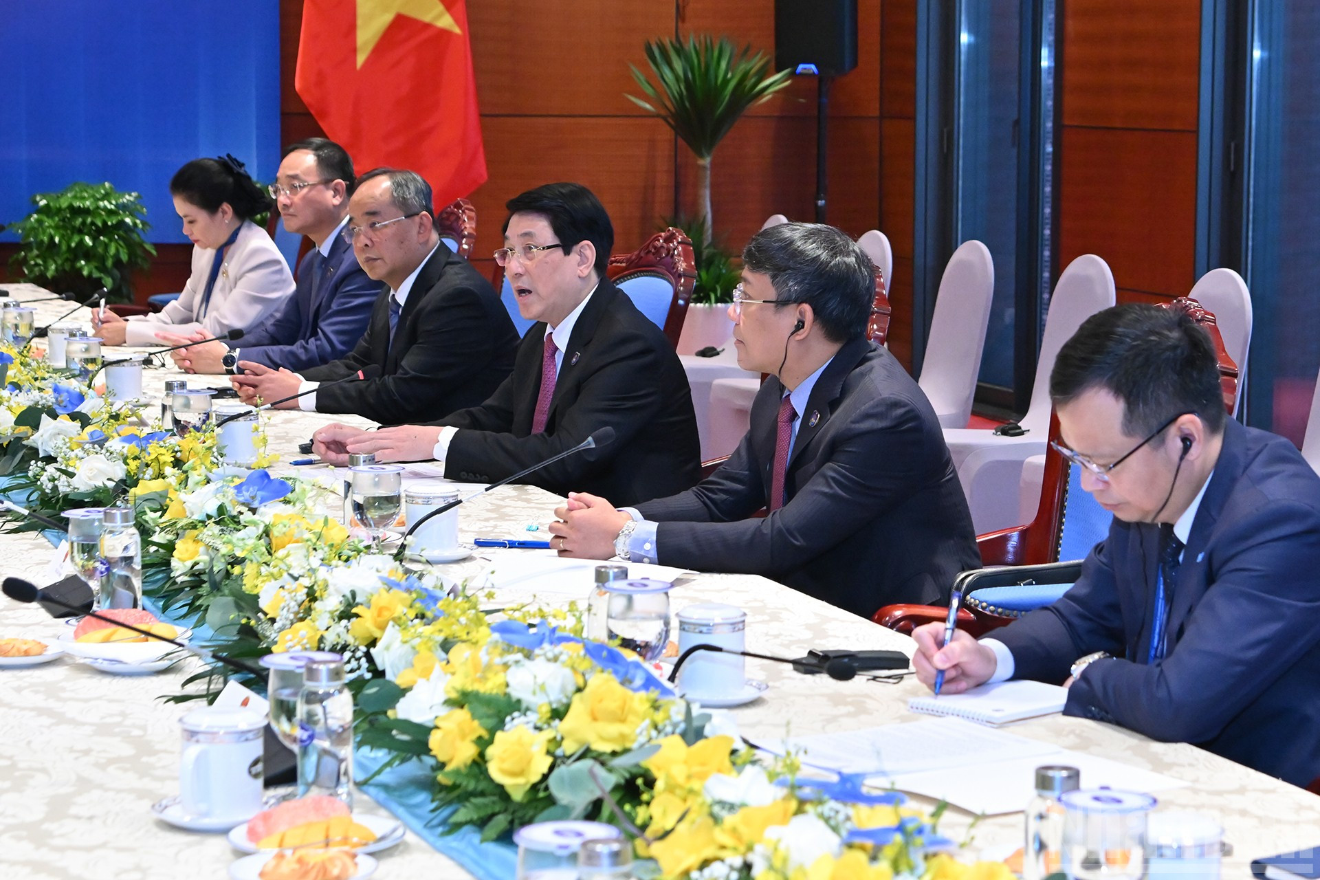 Chủ tịch nước Lương Cường và các đại biểu Việt Nam tham dự buổi tiếp. ndo_br_12-9001.jpg