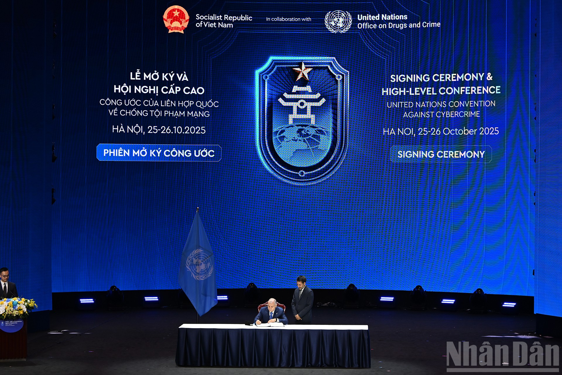 Azerbajdzjans representant undertecknade FN:s konvention mot it-brottslighet. ndo_br_azerbaijan.jpg