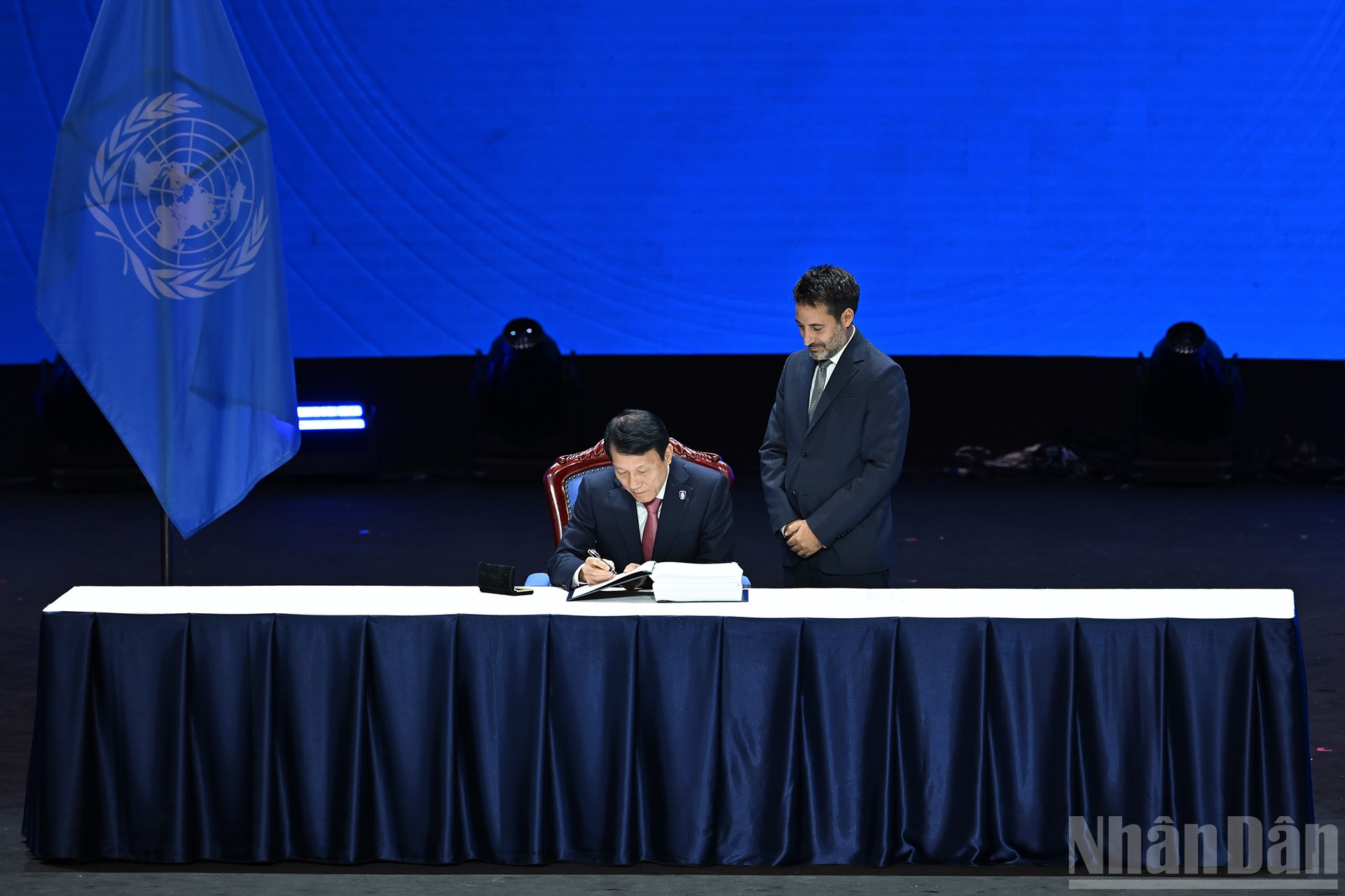 Vietnams minister för offentlig säkerhet, Luong Tam Quang, undertecknade FN:s konvention mot it-brottslighet. ndo_br_9-3702.jpg