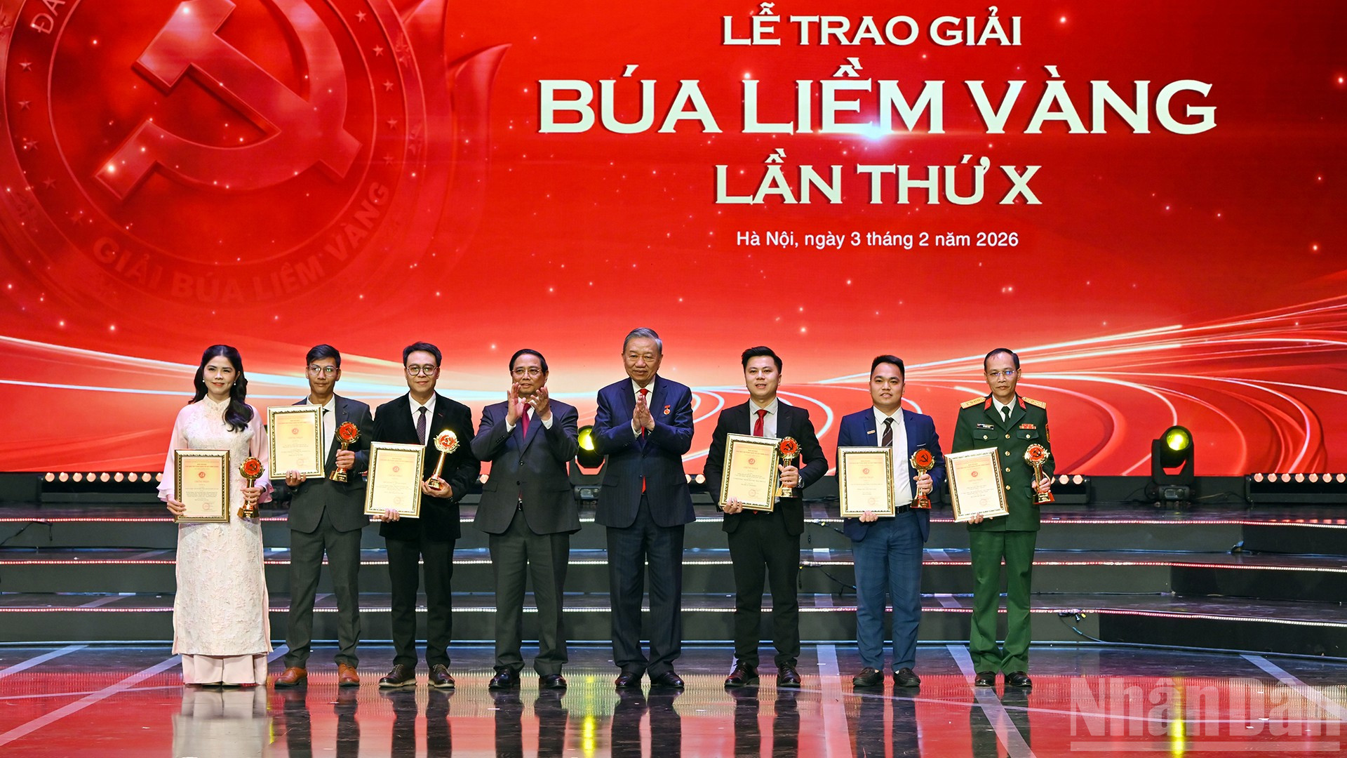 Tổng Bí thư Tô Lâm và Thủ tướng Phạm Minh Chính trao giải A tặng các tác giả, đại diện nhóm tác giả đạt Giải Búa liềm vàng lần thứ X.