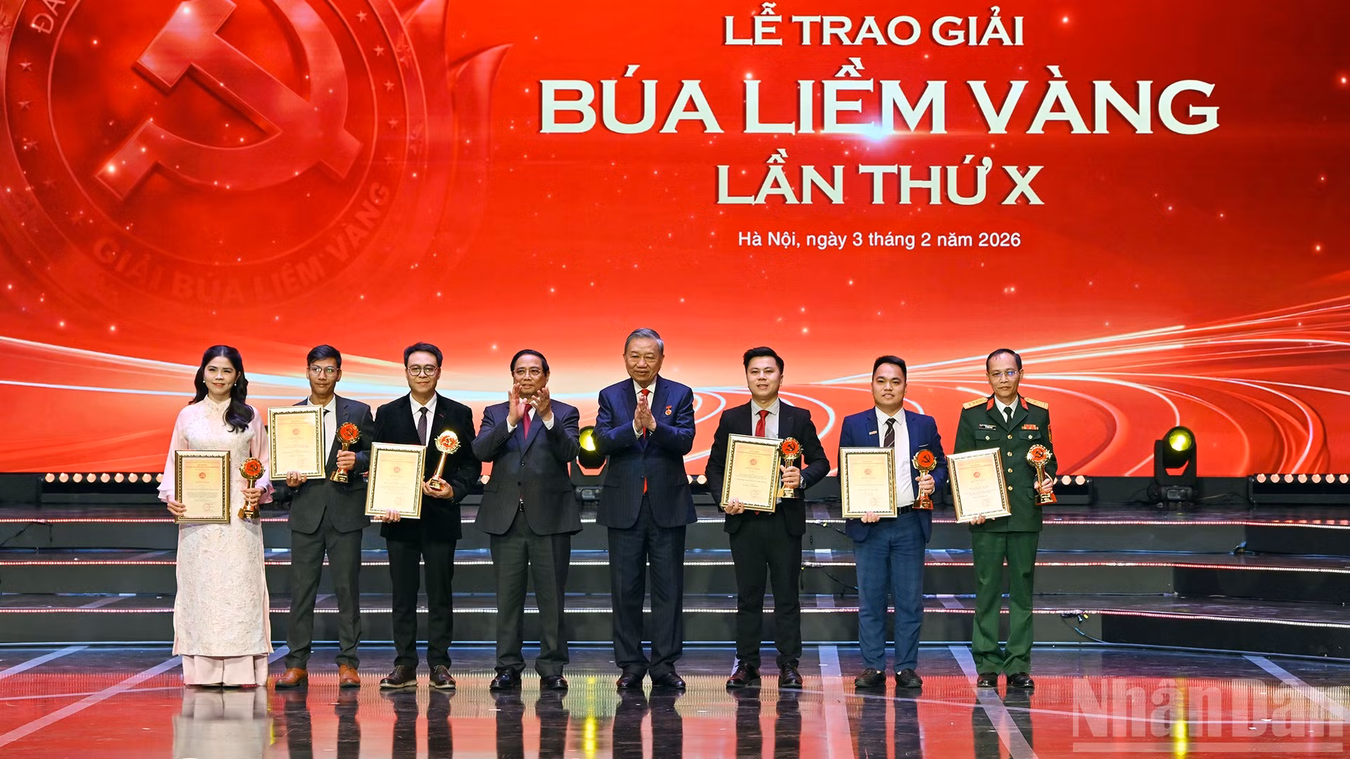 Tổng Bí thư Tô Lâm và Thủ tướng Phạm Minh Chính trao giải A tặng các tác giả, đại diện nhóm tác giả đạt Giải Búa liềm vàng lần thứ X.