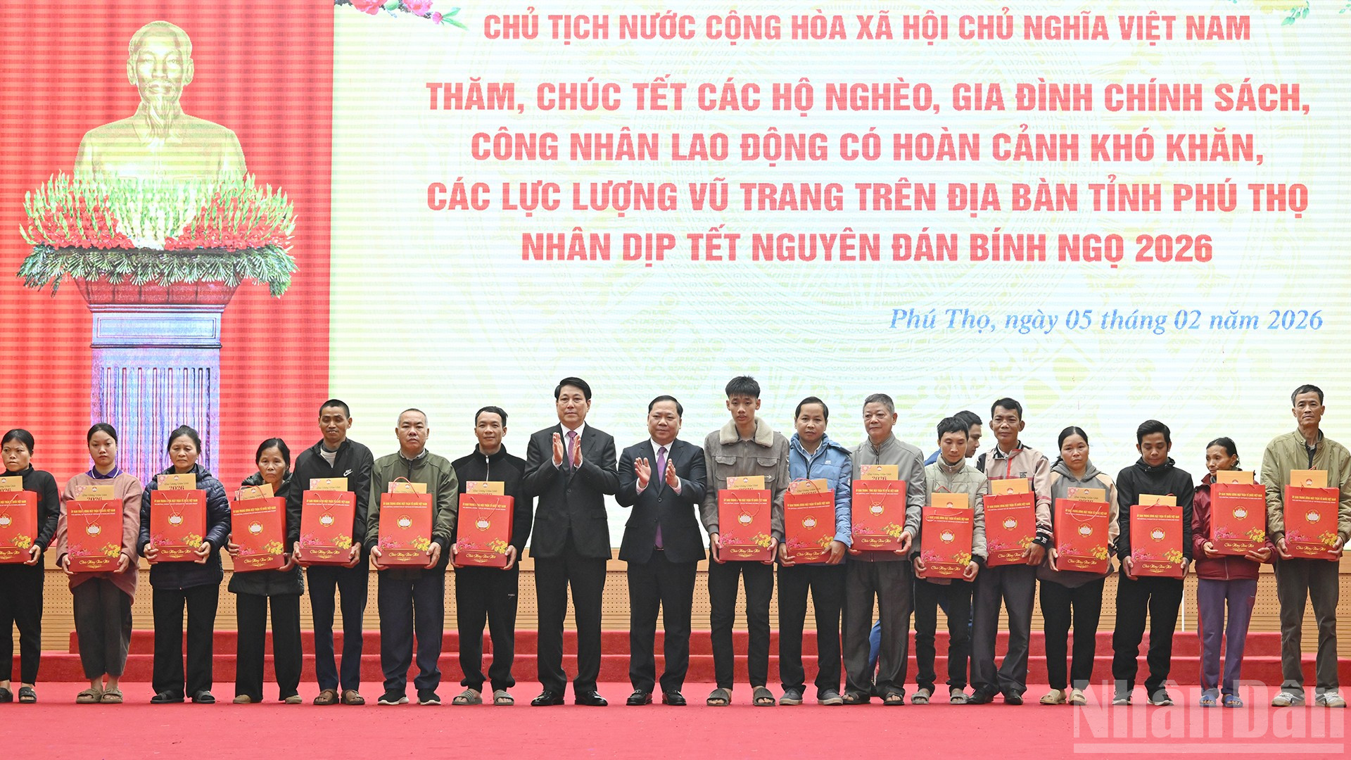 Chủ tịch nước Lương Cường và Phó Bí thư Đảng ủy Mặt trận Tổ quốc, các đoàn thể Trung ương Nguyễn Phi Long trao quà tặng nhân dân tỉnh Phú Thọ.