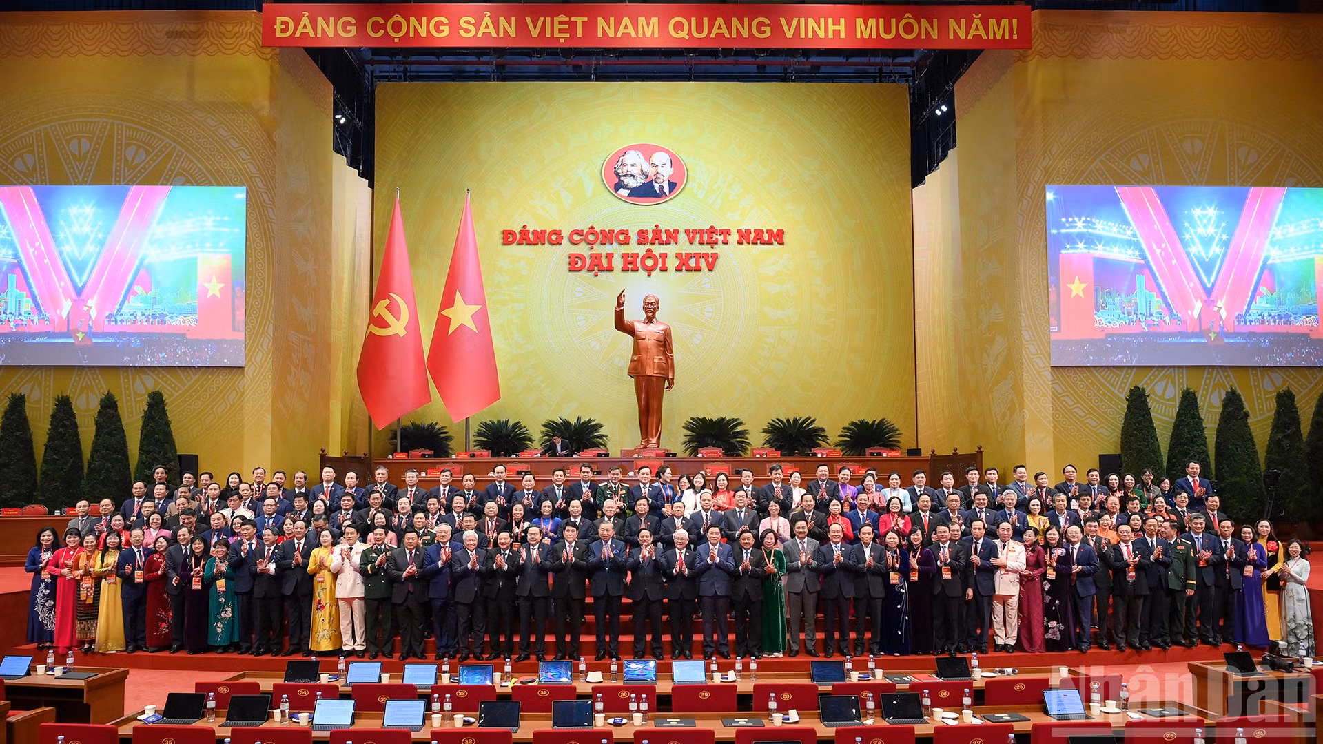 Các đồng chí lãnh đạo Đảng, Nhà nước với các đại biểu tại phiên thảo luận tại hội trường về các Văn kiện Đại hội. (Ảnh: ĐĂNG KHOA)