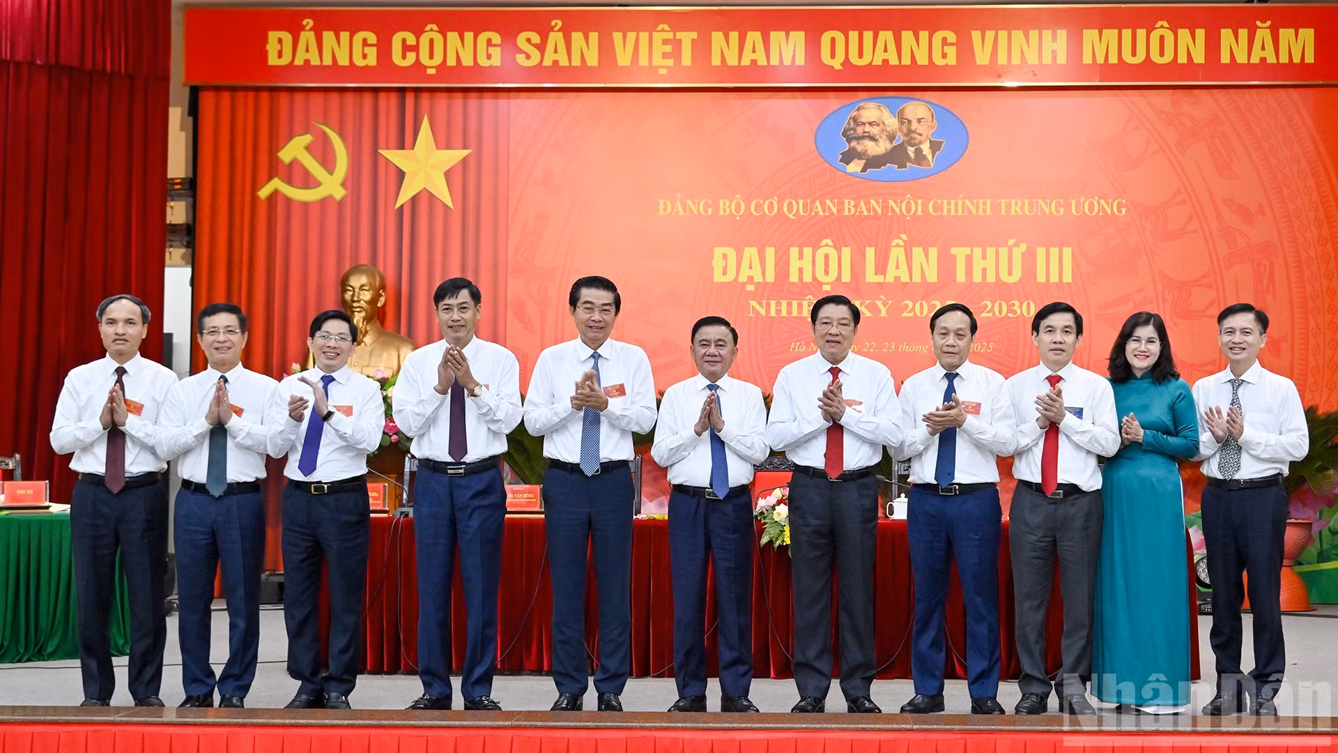 Thường trực Ban Bí thư Trần Cẩm Tú, Trưởng Ban Nội chính Trung ương Phan Đình Trạc cùng các đại biểu và đảng viên của Đảng bộ Cơ quan Ban Nội chính Trung ương tại Đại hội.