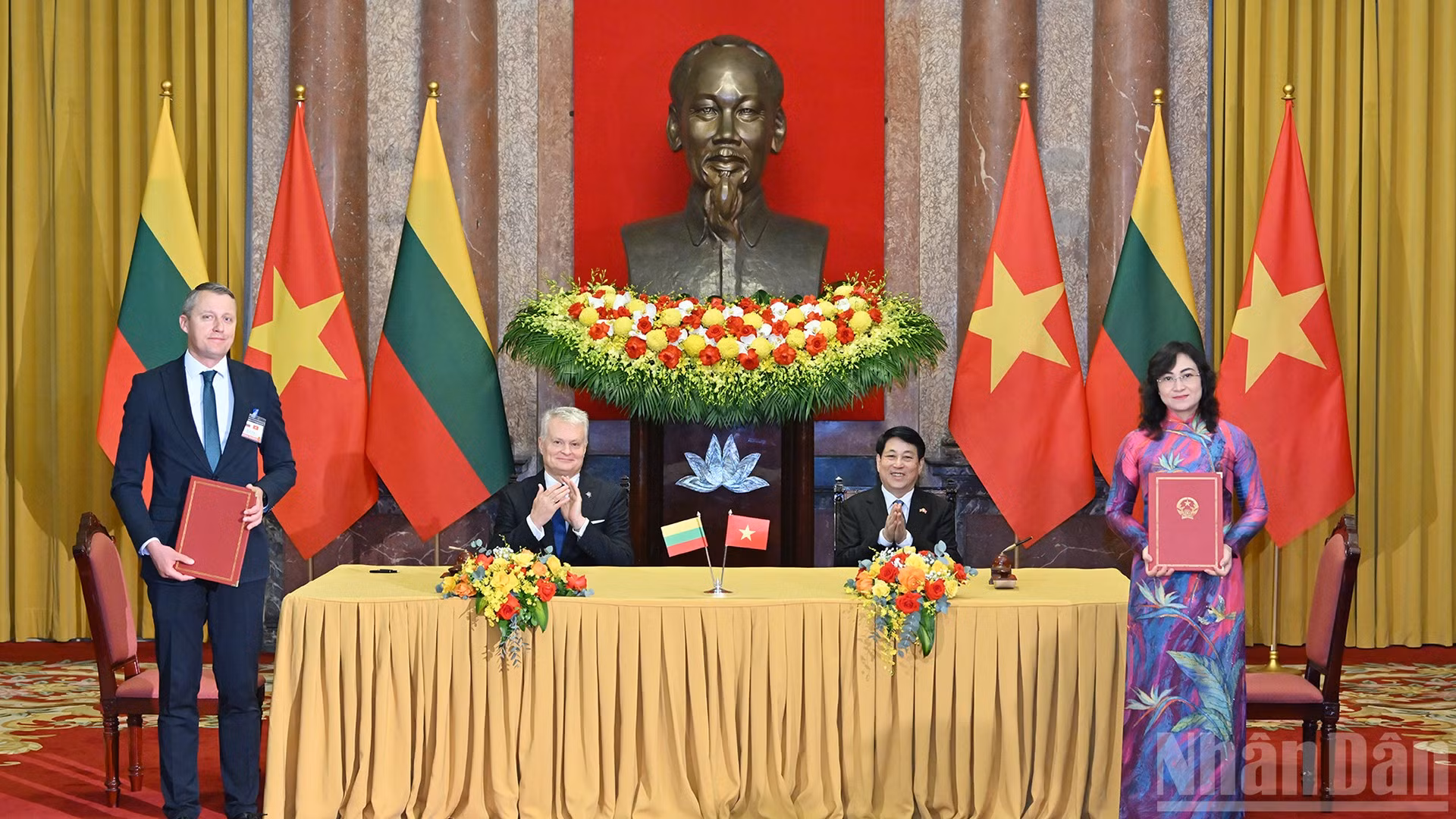 Chủ tịch nước Lương Cường và Tổng thống Litva Gitanas Nauseda chứng kiến Lễ ký Bản ghi nhớ giữa Bộ Công thương nước Cộng hoà xã hội chủ nghĩa Việt Nam và Bộ Năng lượng nước Cộng hoà Litva về hợp tác trong lĩnh vực năng lượng.